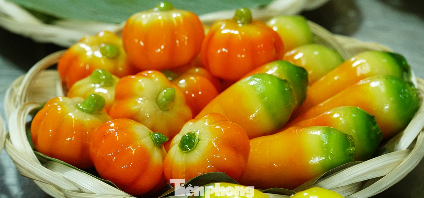 Năm 2023, TP. Cần Thơ đã đón gần 6 triệu lượt khách du lịch, tăng 17% so với cùng kỳ năm trước đó. Khách du lịch lưu trú đạt hơn 3 triệu lượt, tăng 19%; tổng doanh thu từ du lịch đạt hơn 5.400 tỷ đồng, tăng 32%. Một loại bánh được giới thiệu tại lễ hội. Ảnh: Hòa Hội.