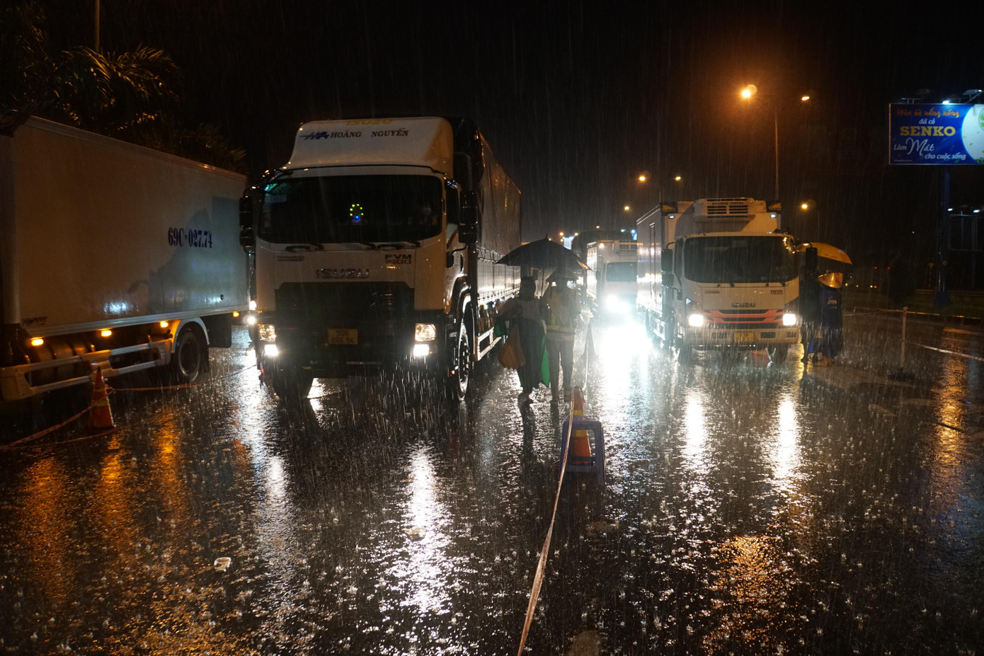 3 làn dừng khai báo y tế, xe ken kín, mỗi xe có 2- 3 tình nguyện viên làm nhiệm vụ, người cầm dù che, người rọi đèn pin và người ghi thông tin. Trường hợp nào khó, phức tạp, các bạn tình nguyện viên yêu cầu lực lượng công an, y tế hỗ trợ xử lý. - Ảnh: Hòa Hội