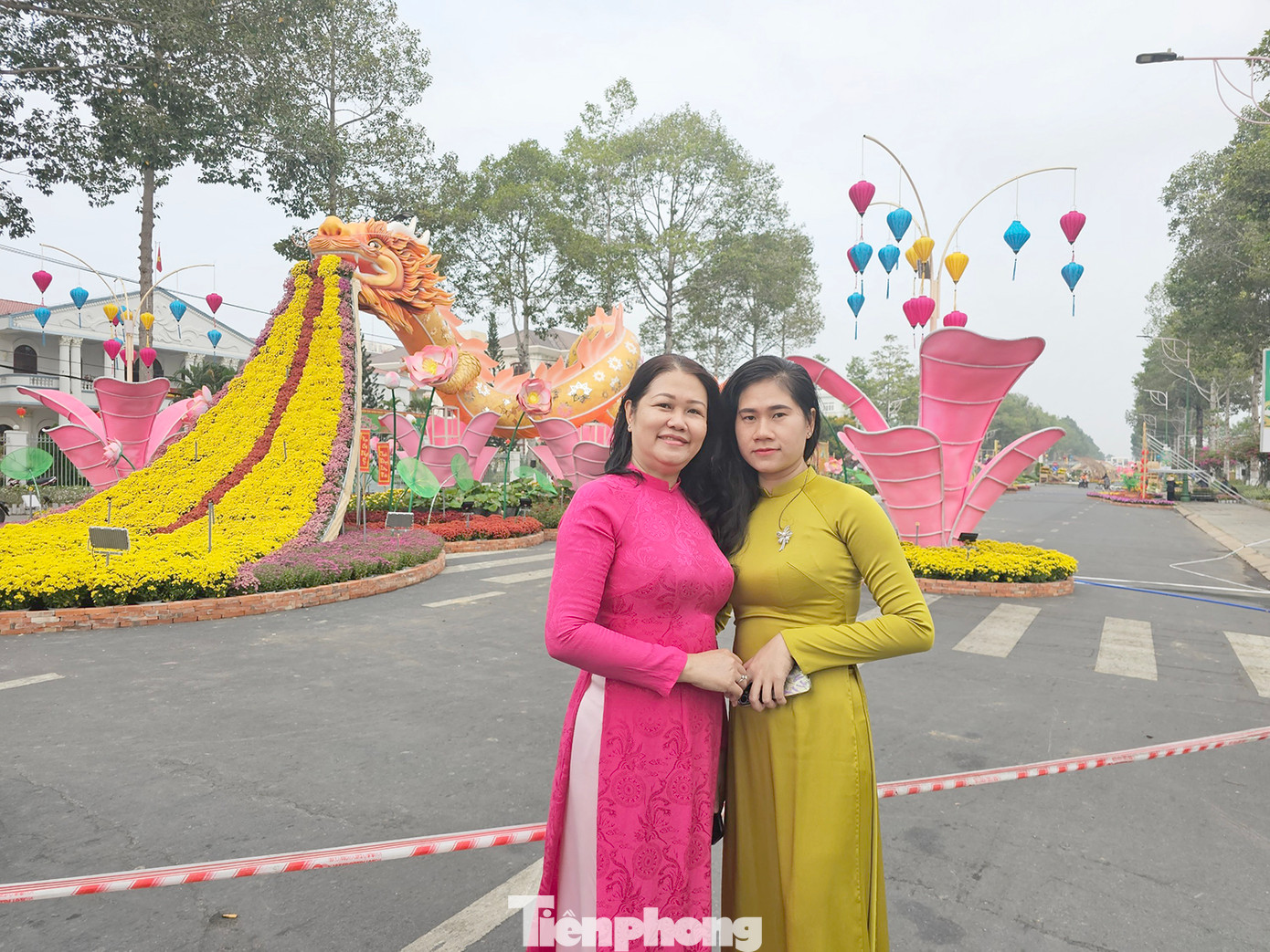 Khách du xuân sớm tới ngắm và chụp ảnh kỷ niệm tại đường hoa. Ảnh: Hòa Hội