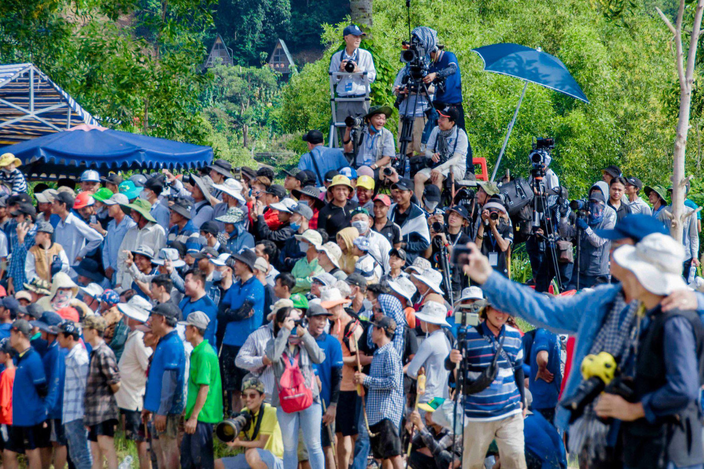 Đông nghẹt người đến xem, cổ vũ đua bò. Đông nghẹt người đến xem, cổ vũ đua bò.