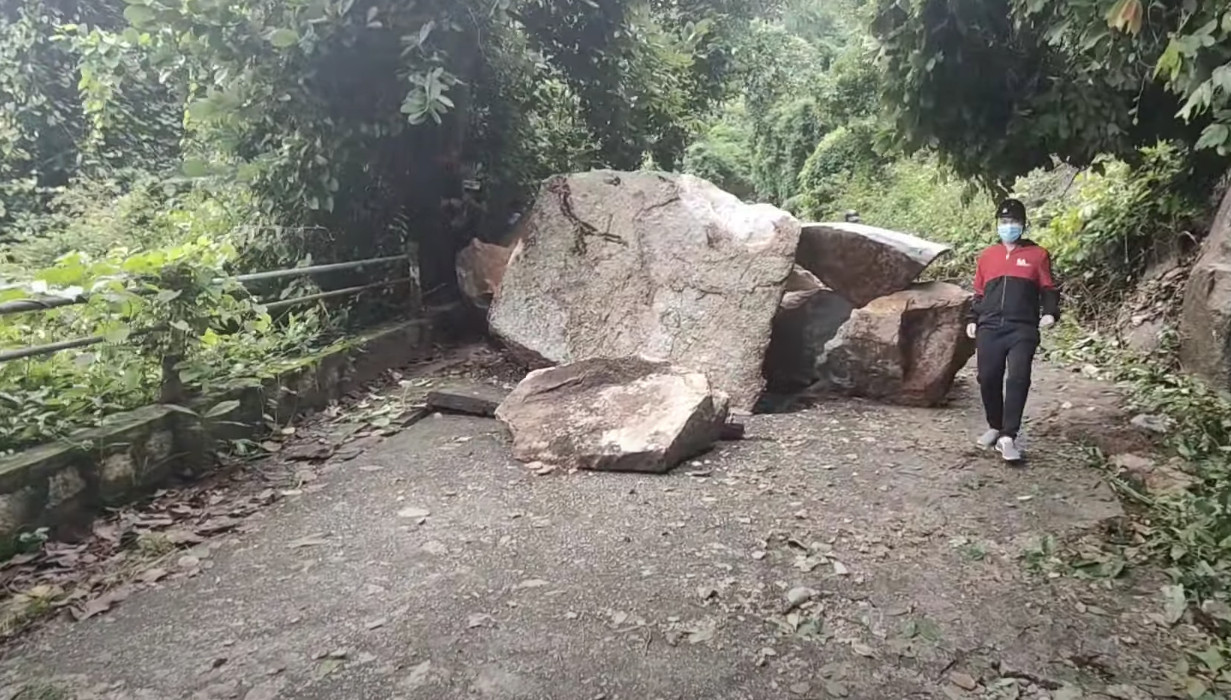 Đá rơi chắn đường lên núi Ba Thê. Ảnh: Hồng Định Đá rơi chắn đường lên núi Ba Thê. Ảnh: Hồng Định