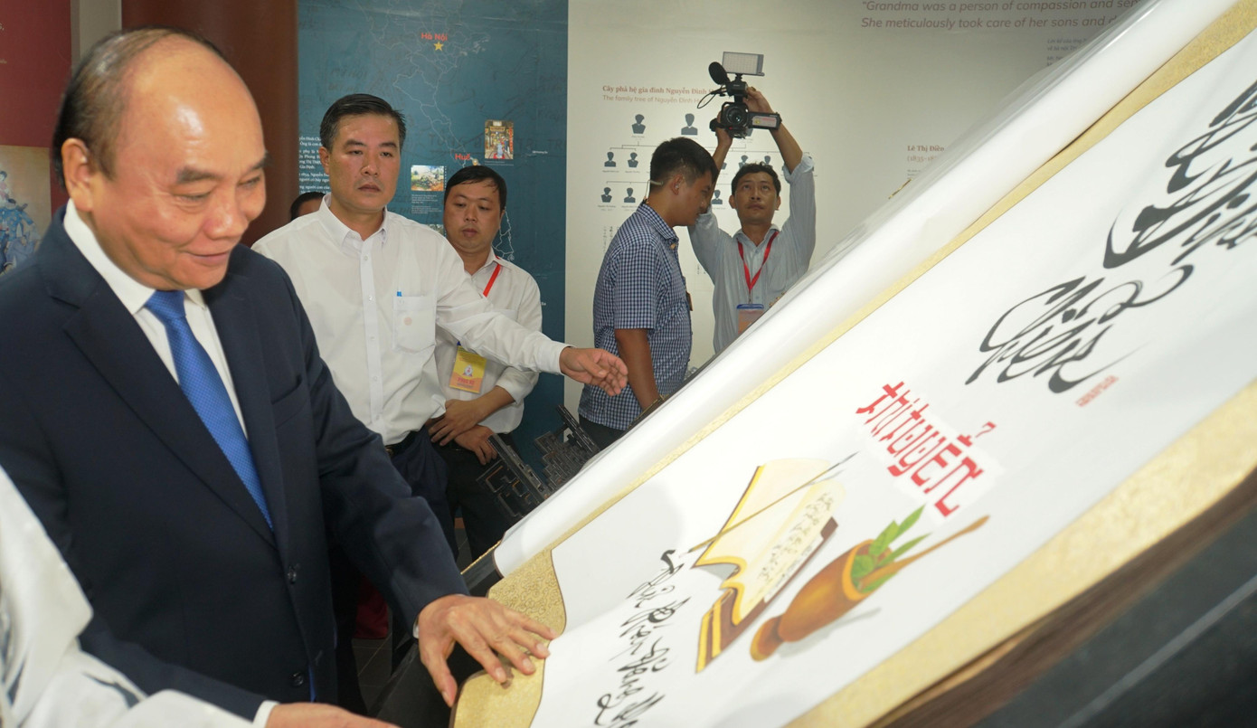 Chủ tịch nước Nguyễn Xuân Phúc tham quan sách thư pháp Nguyễn Đình Chiểu. - Ảnh: Hòa Hội Chủ tịch nước Nguyễn Xuân Phúc tham quan sách thư pháp Nguyễn Đình Chiểu. - Ảnh: Hòa Hội