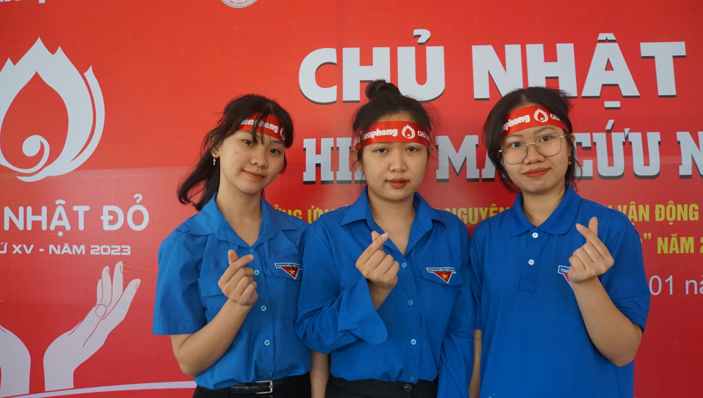 Bạn trẻ háo hức tham gia ngày hội Chủ nhật Đỏ