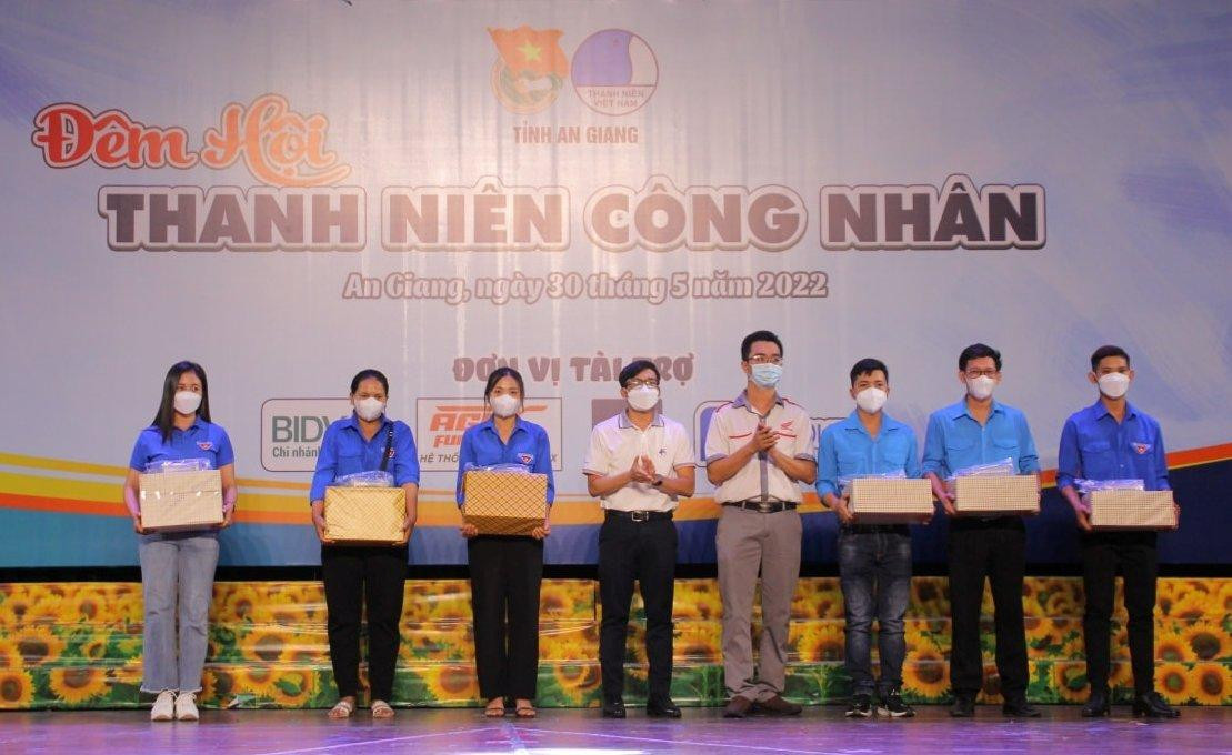 Tặng quà cho thanh niên công nhân An Giang. - Ảnh: TĐ AG Tặng quà cho thanh niên công nhân An Giang. - Ảnh: TĐ AG