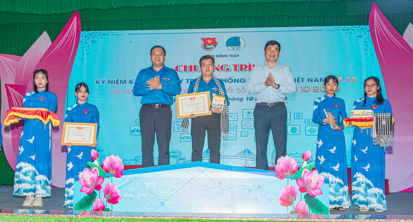 Chủ tịch UBND tỉnh Đồng Tháp Phạm Thiện Nghĩa cùng anh Huỳnh Minh Thức - Bí thư Tỉnh Đoàn Đồng Tháp (áo xanh) trao tặng giấy khen cho đại diện tập thể có nhiều đóng góp trong tham gia thực hiện chuyển đổi số. Ảnh: TĐ ĐT Chủ tịch UBND tỉnh Đồng Tháp Phạm Thiện Nghĩa cùng anh Huỳnh Minh Thức - Bí thư Tỉnh Đoàn Đồng Tháp (áo xanh) trao tặng giấy khen cho đại diện tập thể có nhiều đóng góp trong tham gia thực hiện chuyển đổi số. Ảnh: TĐ ĐT