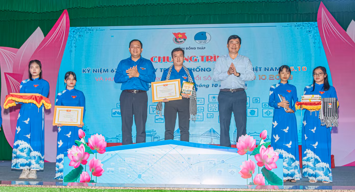 Chủ tịch UBND tỉnh Đồng Tháp Phạm Thiện Nghĩa cùng anh Huỳnh Minh Thức - Bí thư Tỉnh Đoàn Đồng Tháp (áo xanh) trao tặng giấy khen cho đại diện tập thể có nhiều đóng góp trong tham gia thực hiện chuyển đổi số. Ảnh: TĐ ĐT Chủ tịch UBND tỉnh Đồng Tháp Phạm Thiện Nghĩa cùng anh Huỳnh Minh Thức - Bí thư Tỉnh Đoàn Đồng Tháp (áo xanh) trao tặng giấy khen cho đại diện tập thể có nhiều đóng góp trong tham gia thực hiện chuyển đổi số. Ảnh: TĐ ĐT