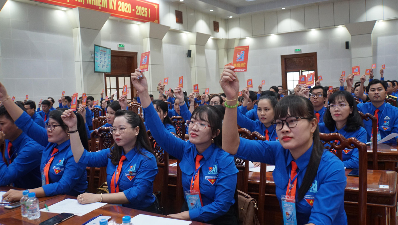 Đại biểu tham gia biểu quyết tại đại hội. Ảnh: Hòa Hội Đại biểu tham gia biểu quyết tại đại hội. Ảnh: Hòa Hội