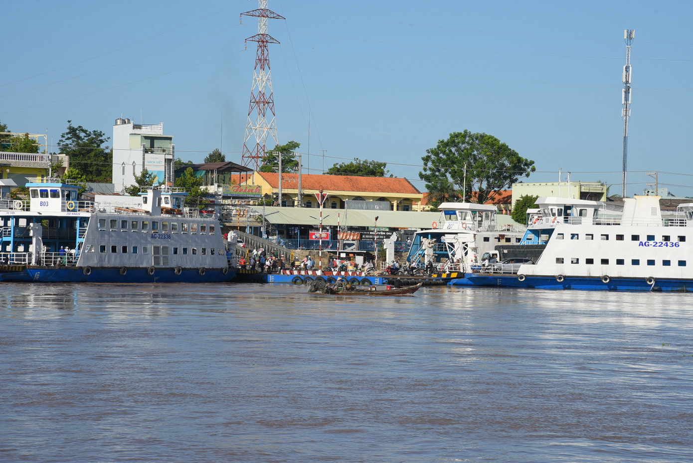 Trong khi cầu Châu Đốc đang được xây dựng, người dân di chuyển qua sông Hậu bằng phà.