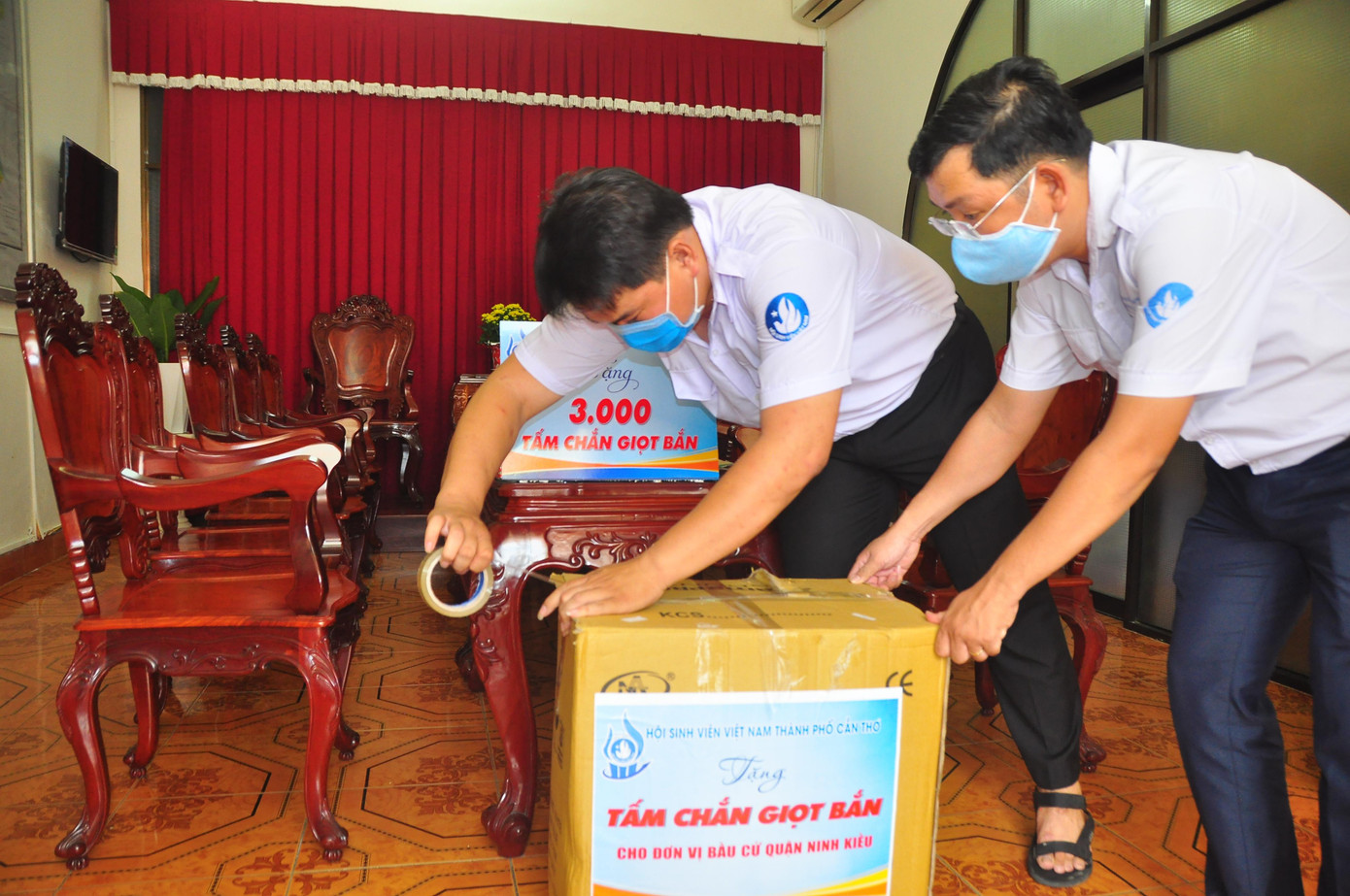 Anh Phương Tấn Đạt, Phó giám đốc Trung tâm hỗ trợ học sinh sinh viên thành phố Cần Thơ cho biết, 3.000 tấm chắn giọt bắn này được 150 sinh viên của 9 trường đại học, cao đẳng trên địa bàn thành phố làm trong 2 ngày. Các tấm chắn giọt bắn được làm bằng kính nhựa và các phụ liệu khác. Quy trình làm kỹ lưỡng, cẩn thận; làm xong, các bạn khử khuẩn an toàn rồi mới đưa vào đóng gói để đưa về cơ sở phục vụ.