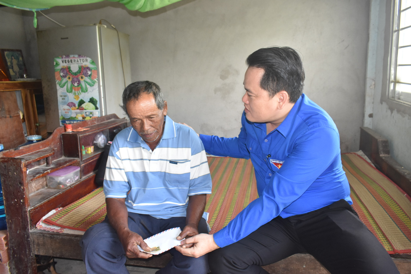 Anh Đoàn Chí Hải - Phó Bí thư Tỉnh Đoàn, Chủ tịch Hội Liên hiệp Thanh niên Việt Nam tỉnh Sóc Trăng thăm, tặng quà cho gia đình chính sách, người cao tuổi.