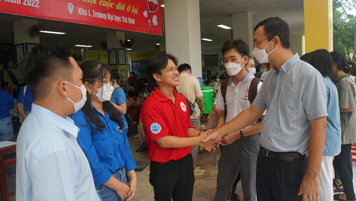 Nhà báo Nguyễn Ngọc Tiến - Trưởng đại diện báo Tiền Phong tại ĐBSCL, trò chuyện với các thành viên CLB Hiến máu tình nguyện trường Đại học Trà Vinh.