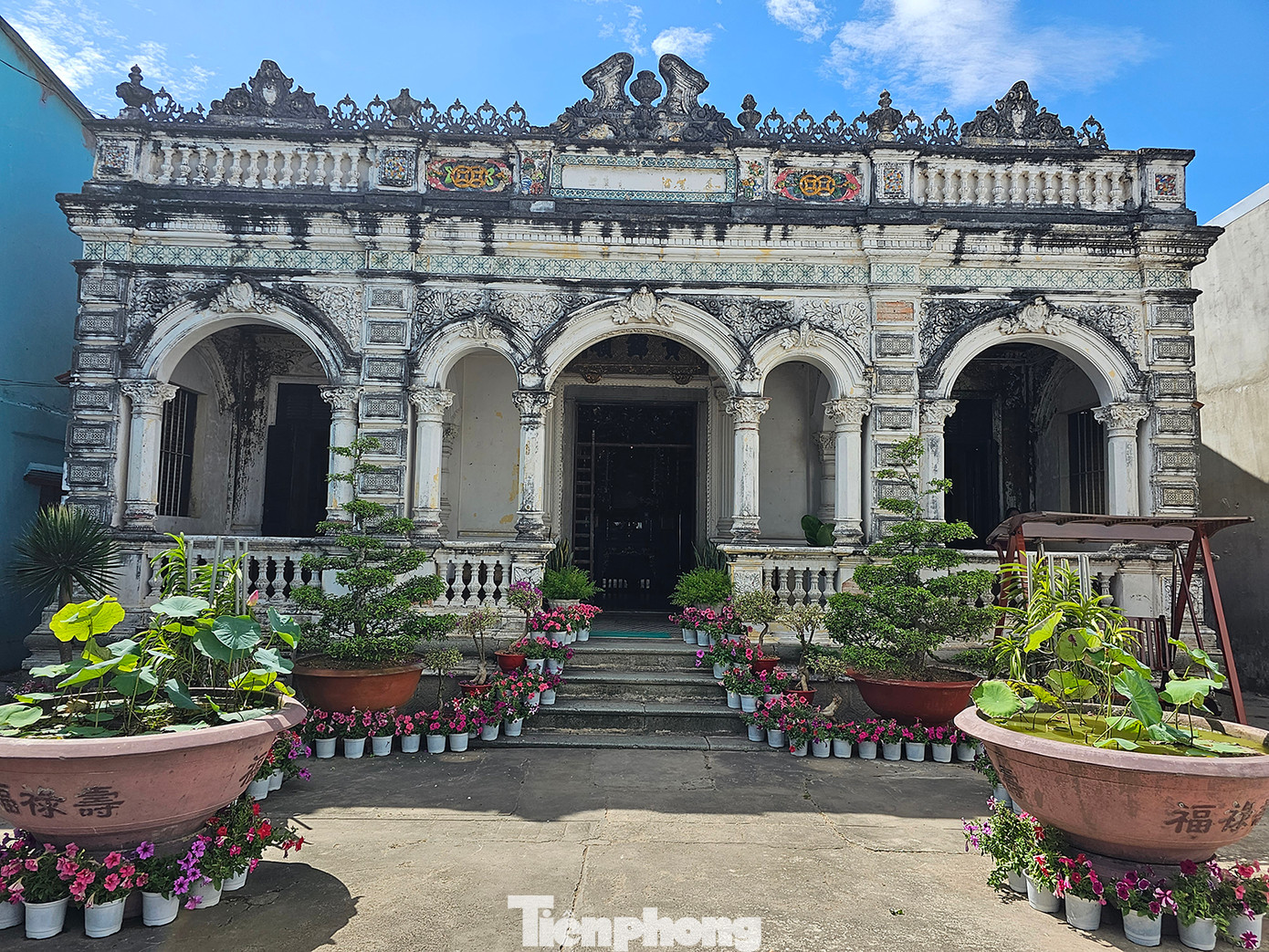 Ngôi nhà có mái lợp ngói âm dương, hai bên đầu cong vút hình chiếc thuyền, tượng trưng cho miền sông nước Tây Nam Bộ. Nét đặc biệt của ngôi nhà cổ này là sự giao thoa kiến trúc của 3 nền văn hóa Việt - Pháp - Hoa cùng câu chuyện tình lãng mạn giữa nữ văn hào Pháp Marguerite Duras với công tử họ Huỳnh (Huỳnh Thủy Lê). Ảnh: Hòa Hội.