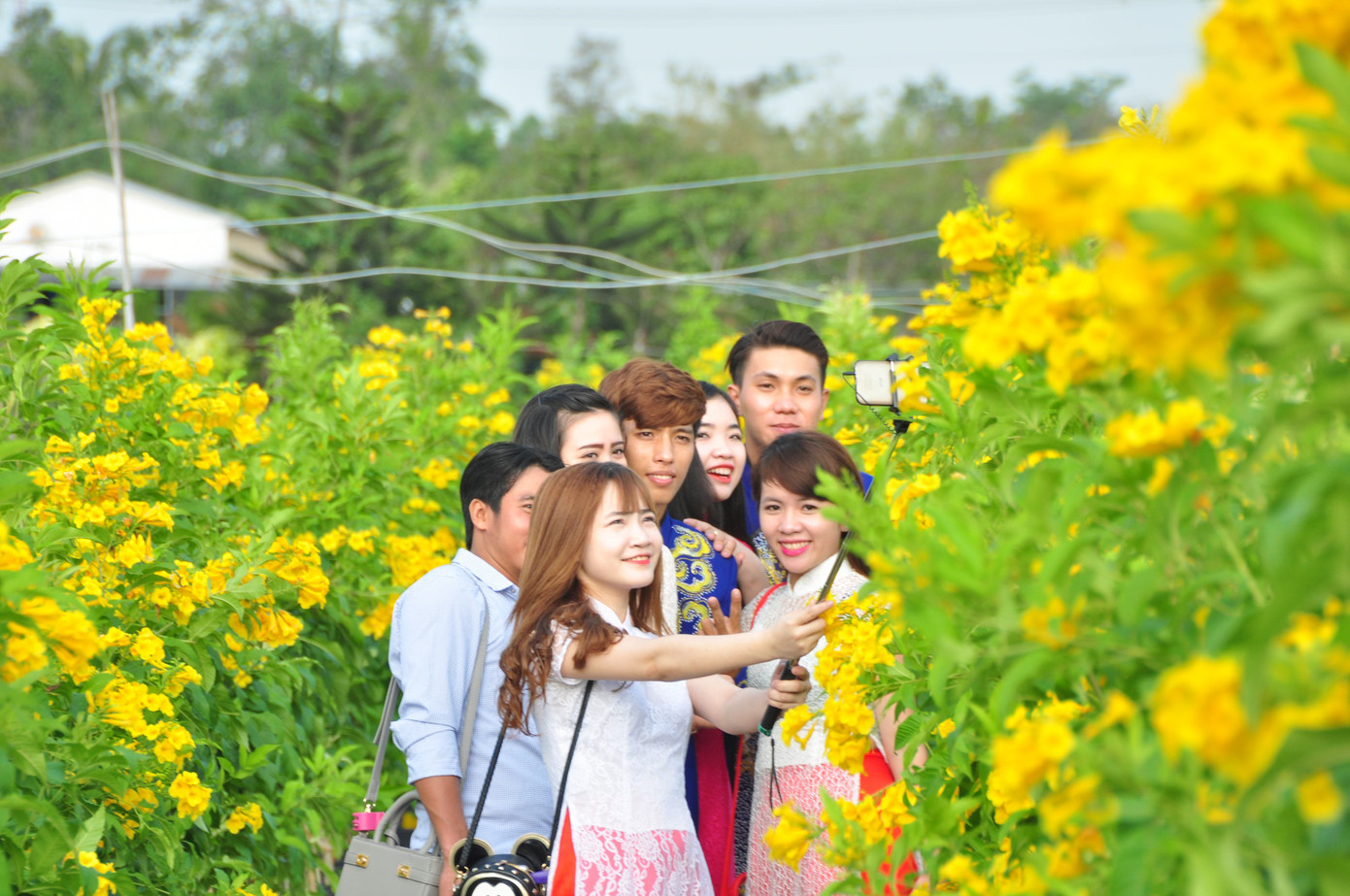 Các bạn trẻ háo hức chụp ảnh bên vườn hoa tại Sa Đéc. Ảnh: Hòa Hội Các bạn trẻ háo hức chụp ảnh bên vườn hoa tại Sa Đéc. Ảnh: Hòa Hội