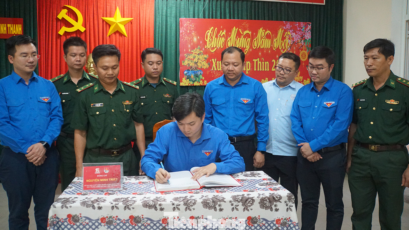 Anh Nguyễn Minh Triết ghi sổ lưu niệm tại Đồn biên phòng Bình Thạnh. Ảnh: Hòa Hội