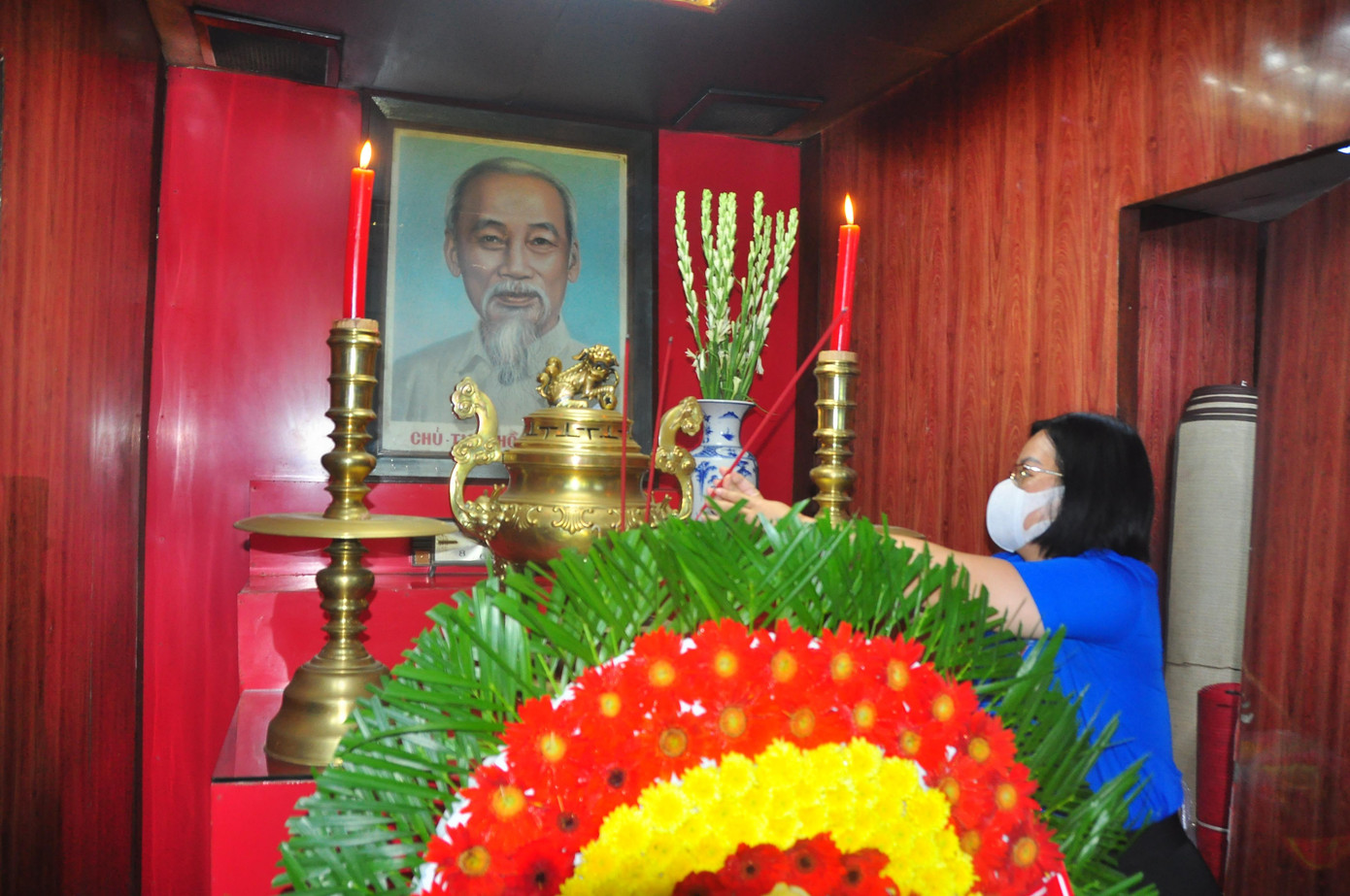 Chị Nguyễn Thu Vân, Trưởng Ban Thanh niên nông thôn Trung ương Đoàn thắp hương tưởng nhớ Bác Hồ kính yêu