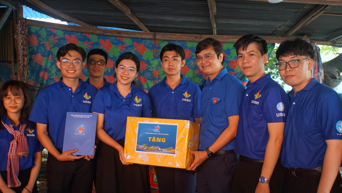 Bí thư thường trực Trung ương Đoàn tặng quà cho sinh viên tình nguyện trường Đại học Khoa học Xã hội và Nhân văn. - Ảnh: Hòa Hội