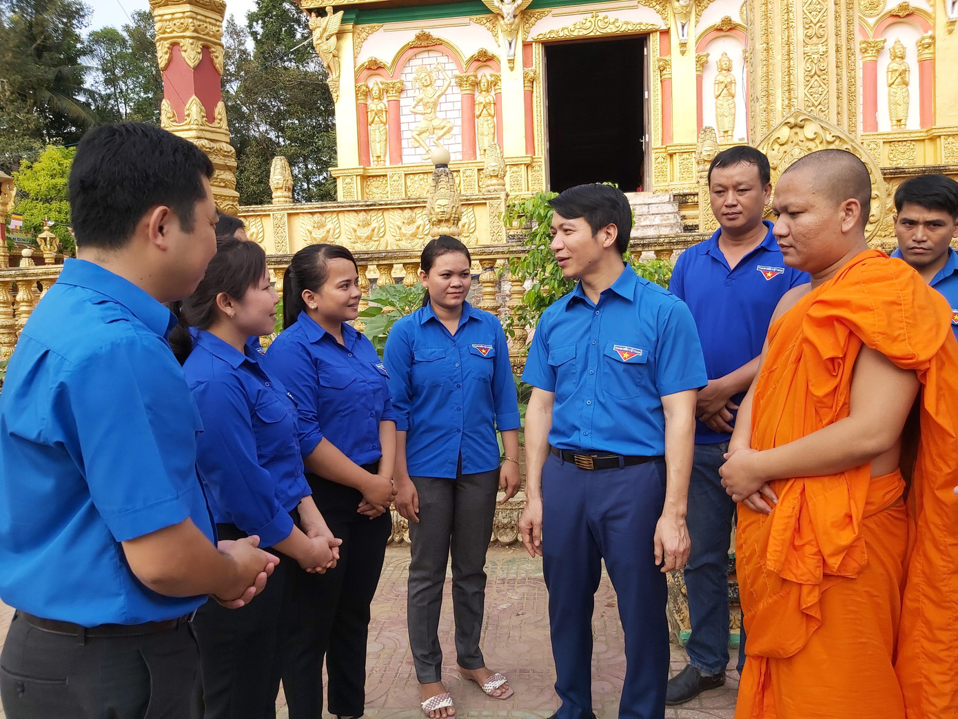 Nhân dịp Nhân dịp Tết cổ truyền Chôl - Chnăm - Thmây, thay mặt Ban Bí thư Trung ương Đoàn cùng đoàn công tác, anh Nguyễn Ngọc Lương chúc quý vị chư tăng, đồng bào phật tử Trà Vinh đón năm mới nhiều sức khỏe, an lành, thịnh vượng, vui tươi. Đồng thời, anh Nguyễn Ngọc Lương cùng đoàn công tác đã tặng 4 phần quà đến chùa Âng và chùa Bãi Xào Giữa, tặng 40 phần quà cho thanh niên và thiếu nhi dân tộc Khmer tại tỉnh Trà Vinh, tổng trị giá các phần quà là 54 triệu đồng.