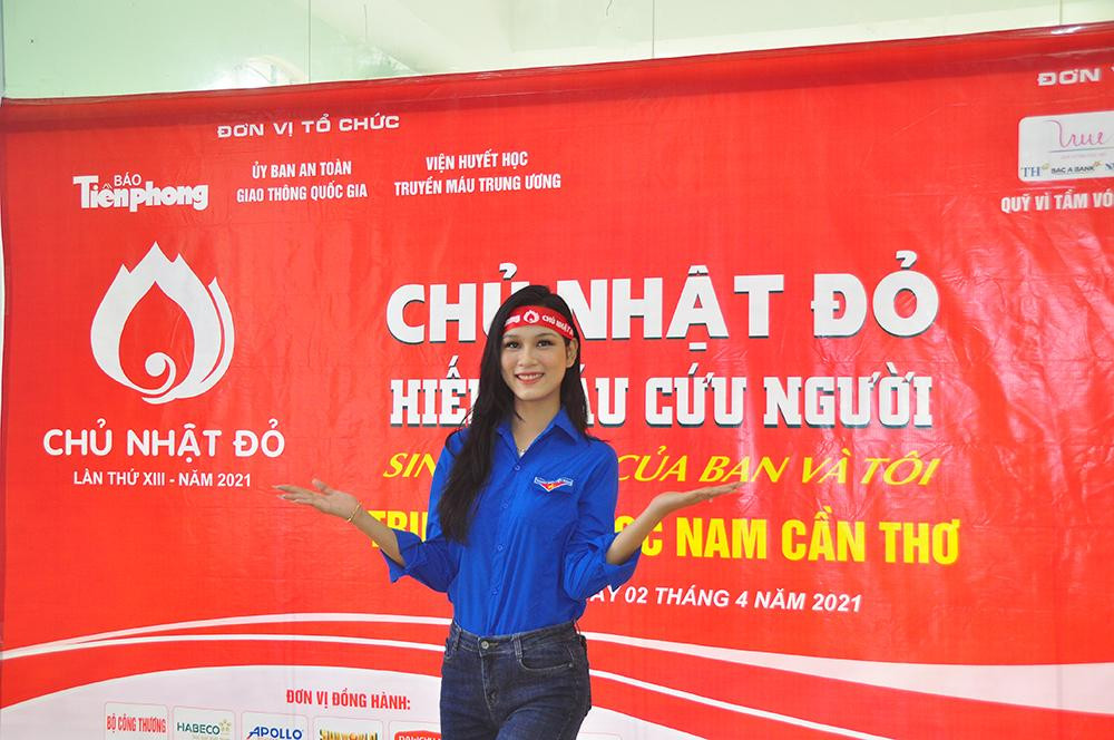 Lê Thị Tường Vy - Hoa khôi Sinh viên Việt Nam 2020, Người đẹp Áo dài Hoa hậu Việt Nam 2020. Anh Hà Minh Thông, Phó chủ tịch Hội Sinh viên trường đại học Nam Cần Thơ cho biết, hoạt động tình nguyện, đặc biệt là hiến máu nhân đạo được lãnh đạo Nhà trường quan tâm và các bạn sinh viên nhiệt tình ủng hộ. Điển hình như Chủ nhật Đỏ lần này khi phát động phong trào không chỉ các bạn sinh viên háo hức tham gia, mà còn các bạn sinh viên đang theo học tại trường đoạt danh hiệu Hoa khôi, Á khôi cấp thành phố và cao hơn như Lê Thị Tường Vy (Hoa khôi ĐH Nam Cần Thơ năm 2020), đồng thời cô còn là Người đẹp áo dài Hoa hậu Việt Nam 2020, Hoa khôi Sinh viên Việt Nam 2020; Hoa khôi Sinh viên TP Cần Thơ 2019 Nguyễn Huỳnh Châu và Á khôi Sinh viên TP Cần Thơ 2019 Nguyễn Thị Minh Thư. Đặc biệt, còn có 23 thí sinh lọt vào vòng chung kết cuộc thi Hoa khôi đại học Nam Cần Thơ 2021 cũng tham gia.