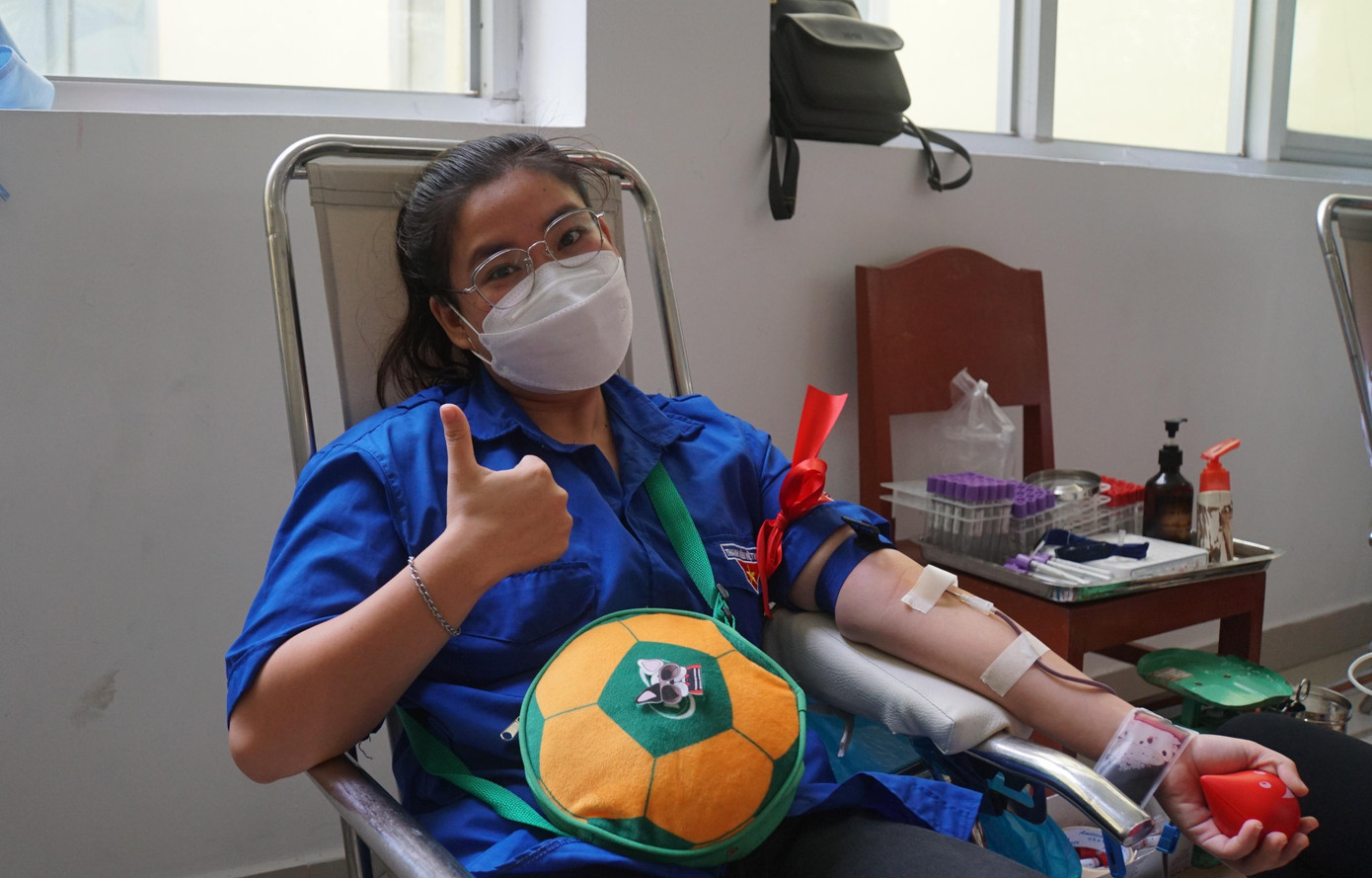 Bạn trẻ chia sẻ giọt máu của mình tại Chủ nhật Đỏ