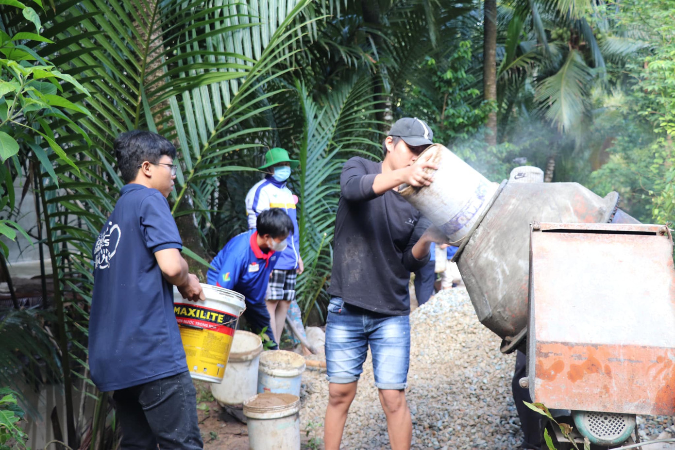 Đoàn viên thanh niên địa phương cùng chiến sĩ tình nguyện làm đường nông thôn tại Bến Tre. Đoàn viên thanh niên địa phương cùng chiến sĩ tình nguyện làm đường nông thôn tại Bến Tre.