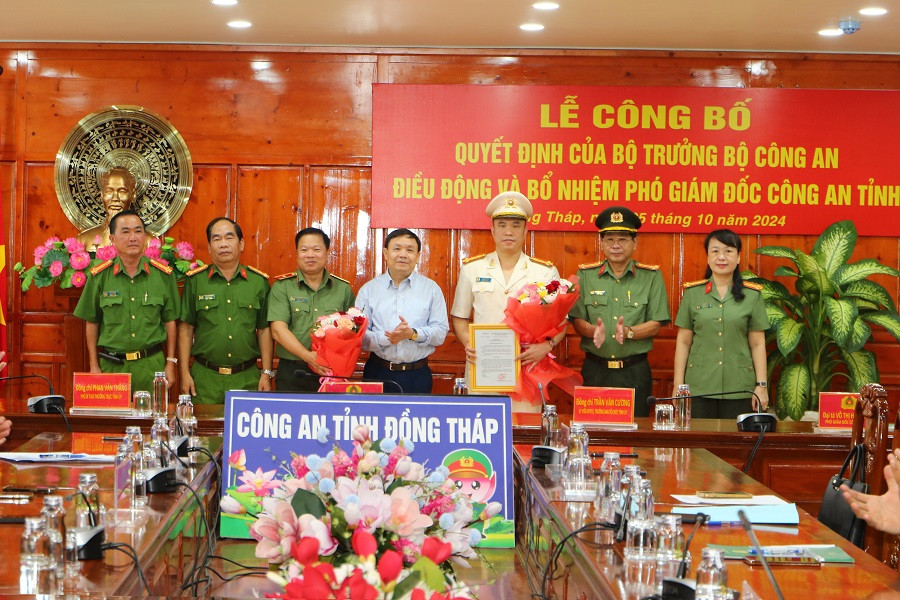 Phó Bí thư Thường trực Tỉnh ủy Đồng Tháp - Phan Văn Thắng (giữa) và Ban Giám đốc Công an tỉnh Đồng Tháp chúc mừng Đại tá Hà Văn Bắc (thứ 3 từ phải sang) được điều động, bổ nhiệm làm Phó Giám đốc Công an tỉnh.