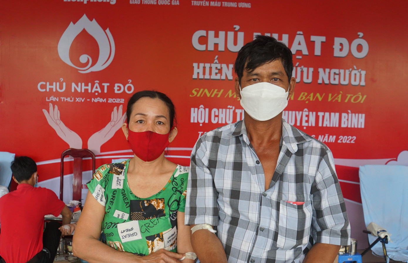 Vợ chồng anh Chính và chị Loan cùng tham gia hiến máu. - Ảnh: Hòa Hội