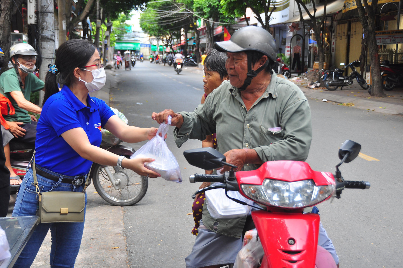 Sáng 24/6, không khí tại bếp ăn trường tiểu học Ngô Quyền trở nên nhộn nhịp bởi các cô giáo cùng nhau nấu 1.000 phần cơm chay để trao tặng người nghèo. - Ảnh: Hòa Hội