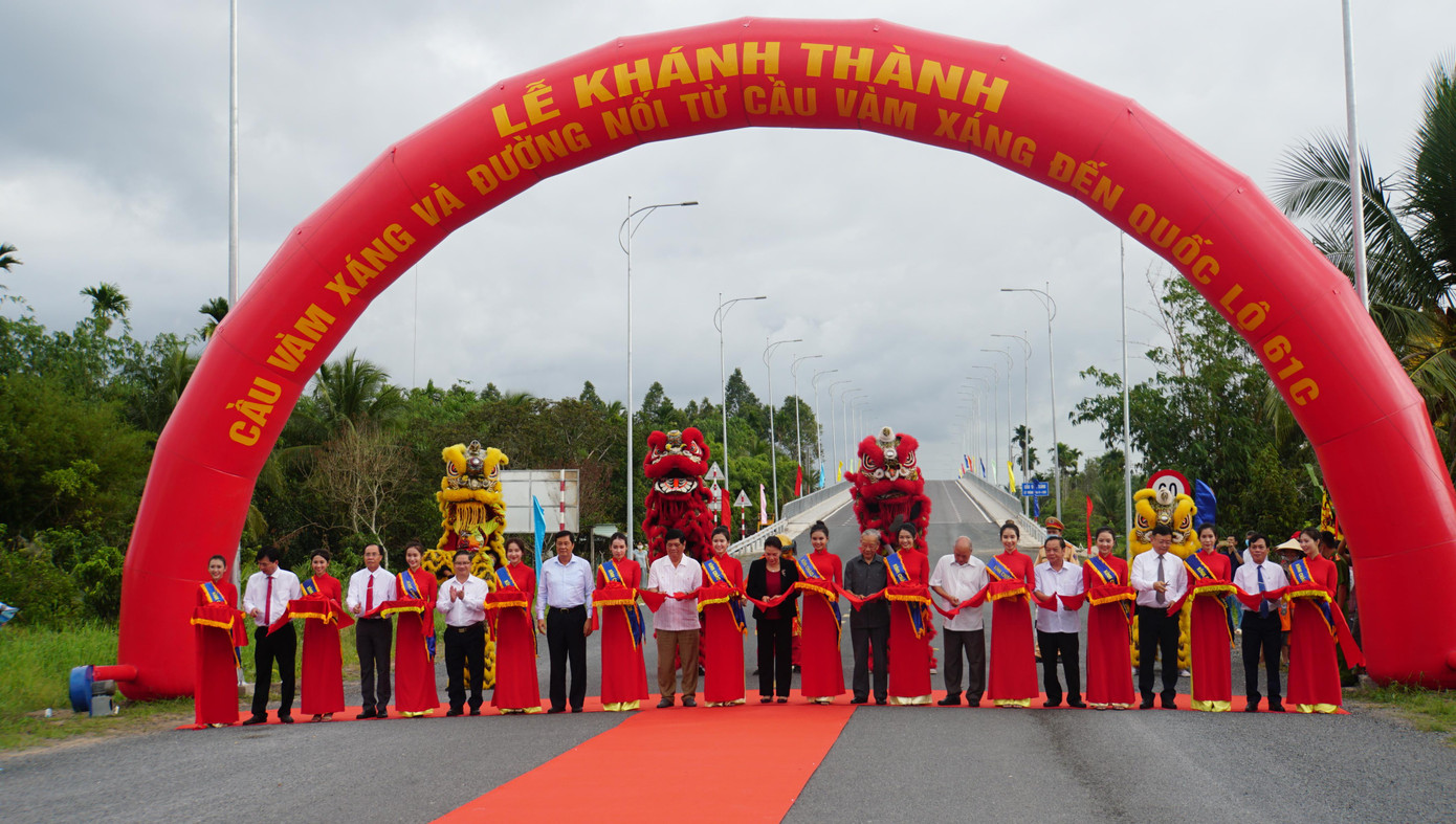 Nghi thức cắt băng khánh thành cầu Vàm Xáng. - Ảnh: Hòa Hội