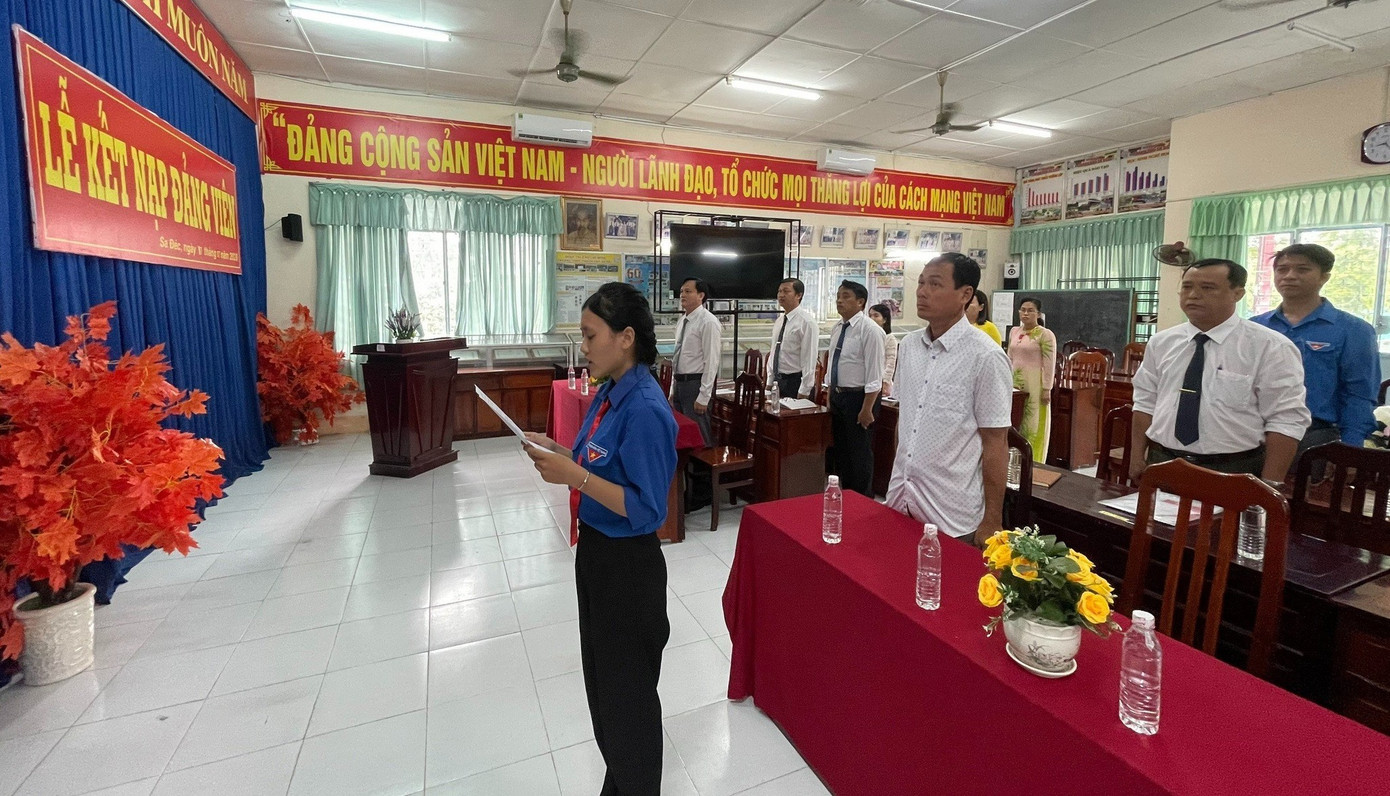 Như Huỳnh tuyên thệ tại lễ kết nạp Đảng. Ảnh: TĐ ĐT.