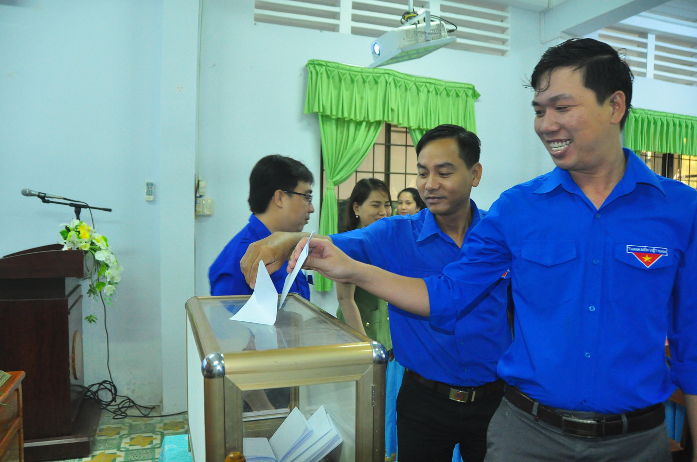 Các Ủy viên Ban chấp hành Tỉnh đoàn Trà Vinh bỏ phiếu Các Ủy viên Ban chấp hành Tỉnh đoàn Trà Vinh bỏ phiếu