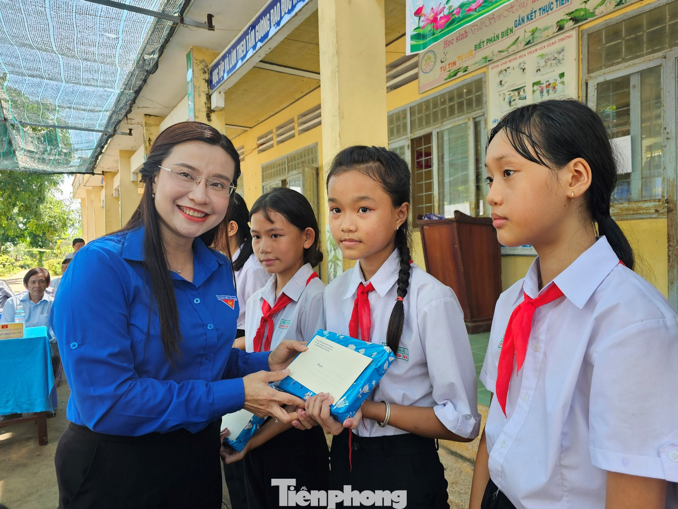 Bí thư Trung ương Đoàn Nguyễn Phạm Duy Trang tặng quà cho học sinh tại Đồng Tháp.