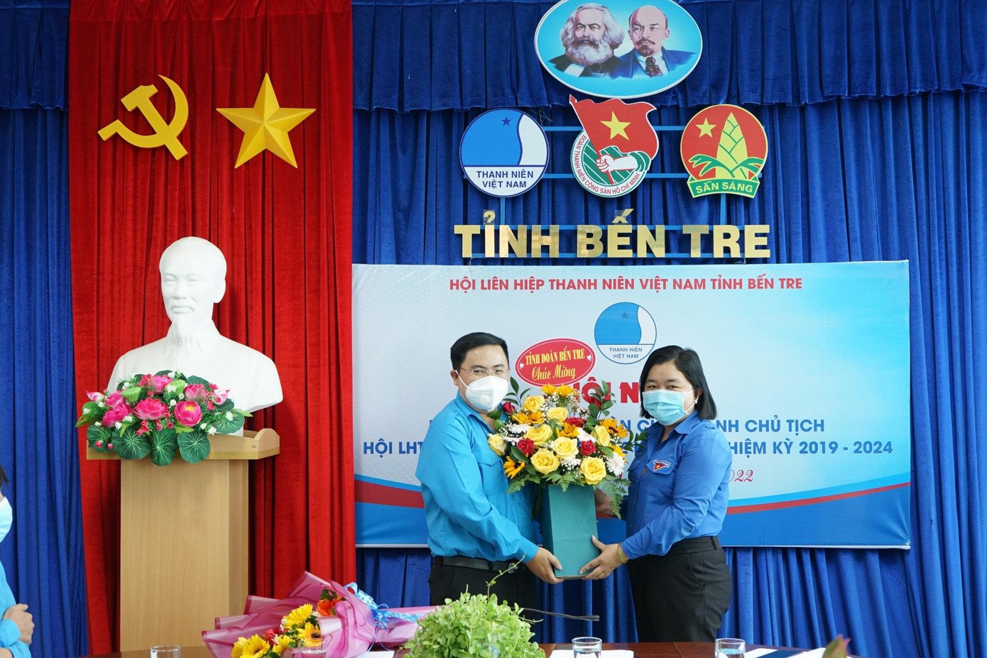 Bí thư Tỉnh đoàn Bến Tre Lâm Như Quỳnh tặng hoa chúc mừng anh Phan Thanh Trẻ. - Ảnh: TĐ BT Bí thư Tỉnh đoàn Bến Tre Lâm Như Quỳnh tặng hoa chúc mừng anh Phan Thanh Trẻ. - Ảnh: TĐ BT