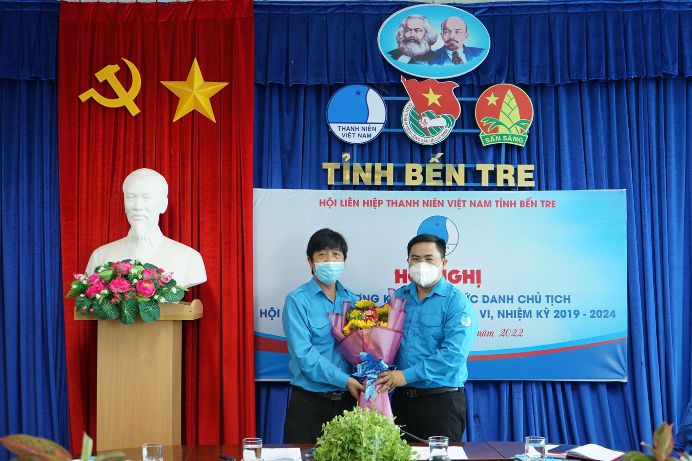 Anh Trần Thanh Bình, Phó giám đốc Trung tâm Công tác xã hội thanh thiếu (trái) tặng hoa chúc mừng anh Phan Thanh Trẻ. Anh Trần Thanh Bình, Phó giám đốc Trung tâm Công tác xã hội thanh thiếu (trái) tặng hoa chúc mừng anh Phan Thanh Trẻ.