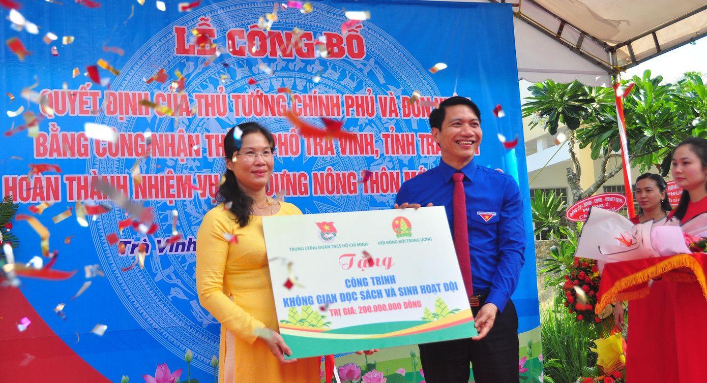 Bà Nguyễn Thị Trúc Ly, Chủ tịch UBND TP Trà Vinh cho biết, trong những năm qua kinh tế thành phố đạt tốc độ tăng trưởng khá cao và bền vững. Chuyển dịch cơ cấu kinh tế theo hướng tích cực, giảm tỉ trọng ngành nông nghiệp, tăng tỉ trọng ngành công nghiệp, thương mại dịch vụ. Tổng giá trị sản xuất tăng dần qua các năm (năm 2010 đạt 6.660 tỷ đồng, năm 2020 ước đạt 19.707 tỷ đồng), tốc độ tăng trưởng bình quân giai đoạn 2010 - 2020 đạt 11,48%. Thu nhập bình quân đầu người của thành phố năm 2020 ước đạt trên 61,7 triệu đồng/người/năm (năm 2010 là 21,5 triệu đồng/người/năm). Toàn thành phố có 135 hộ nghèo, chiếm tỷ lệ 0,4%.