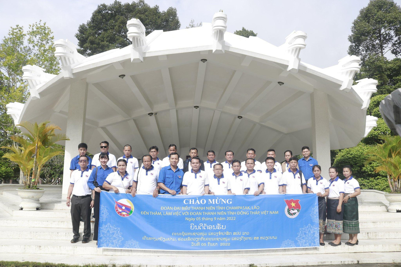 Chụp ảnh lưu niệm tại Lăng cụ Phó bảng Nguyễn Sinh Sắc ở Đồng Tháp Chụp ảnh lưu niệm tại Lăng cụ Phó bảng Nguyễn Sinh Sắc ở Đồng Tháp