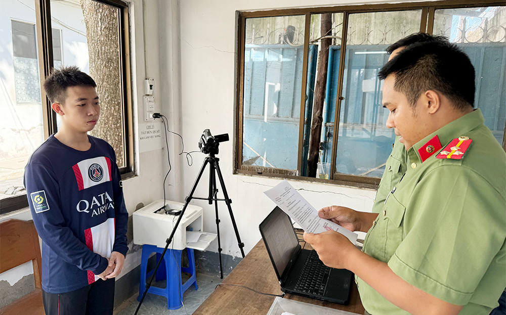 Cơ quan ANĐT Công an tỉnh An Giang tống đạt quyết định khởi tố bị can đối với Nguyễn Thành Nam.