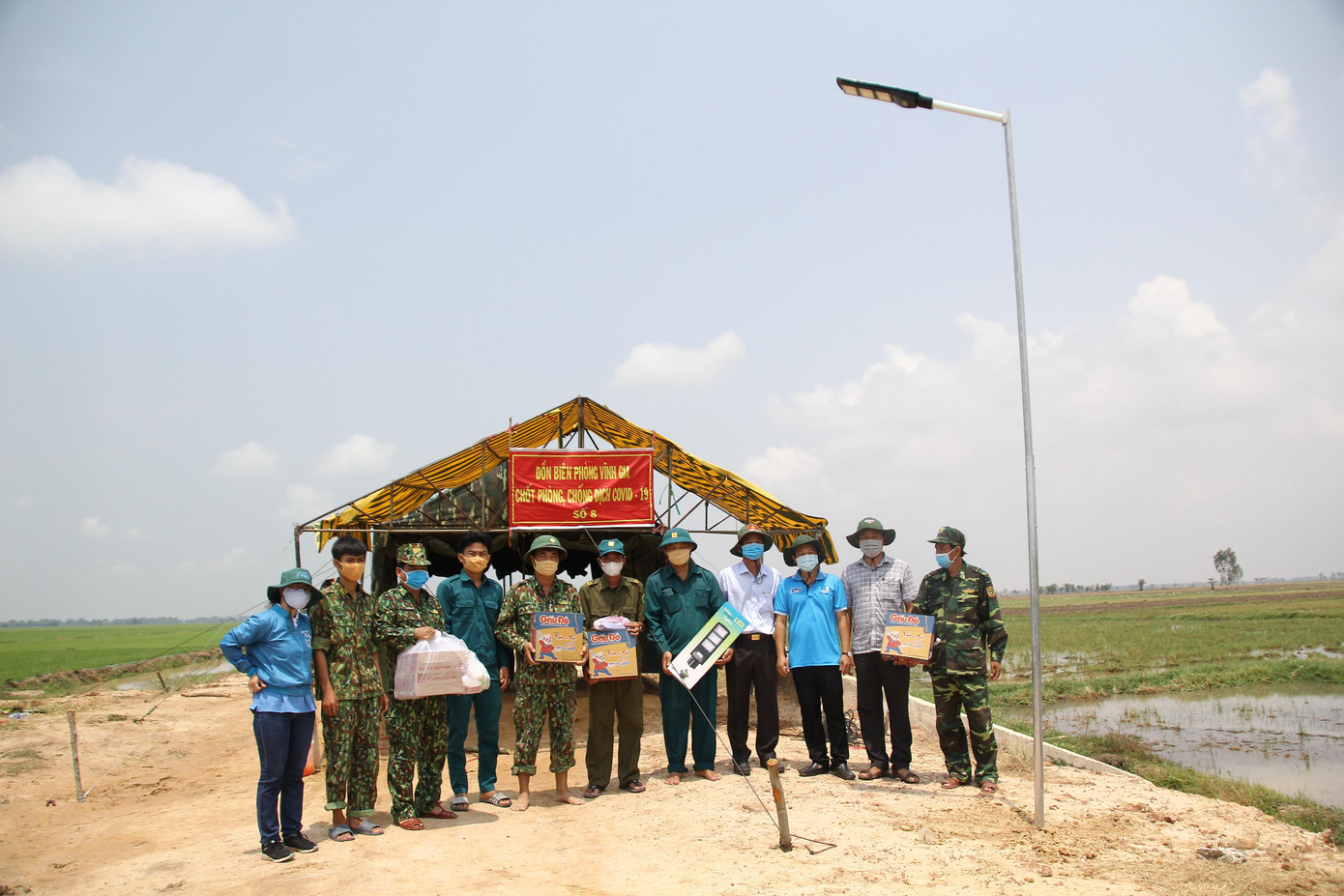 Tỉnh Đoàn An Giang tặng quà chiến sỹ phòng chống dịch