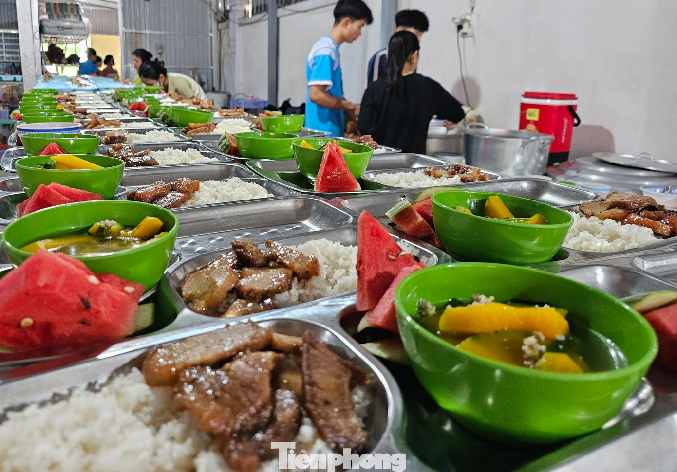 Thầy Lê Văn Dũng - Hiệu trưởng Trường THCS -THPT Trần Ngọc Hoằng cho biết, Nhà trường tổ chức Bữa cơm nghĩa tình - tiếp sức mùa thi từ ngày 27/5 - 20/6, với khoảng 3.000 suất ăn trưa miễn phí cho học sinh lớp 12 đang ôn luyện tại trường. Ảnh: Hòa Hội