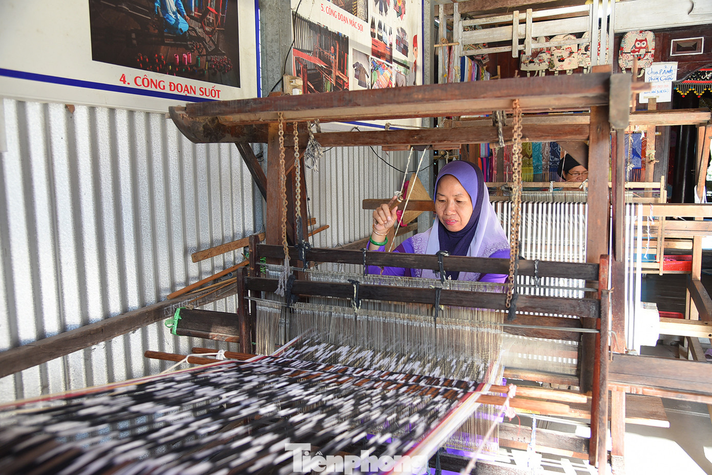 Nghệ nhân dân tộc Chăm dệt khăn rằn tại xã Châu Phong (Tân Châu, An Giang): Ảnh: Hòa Hội.