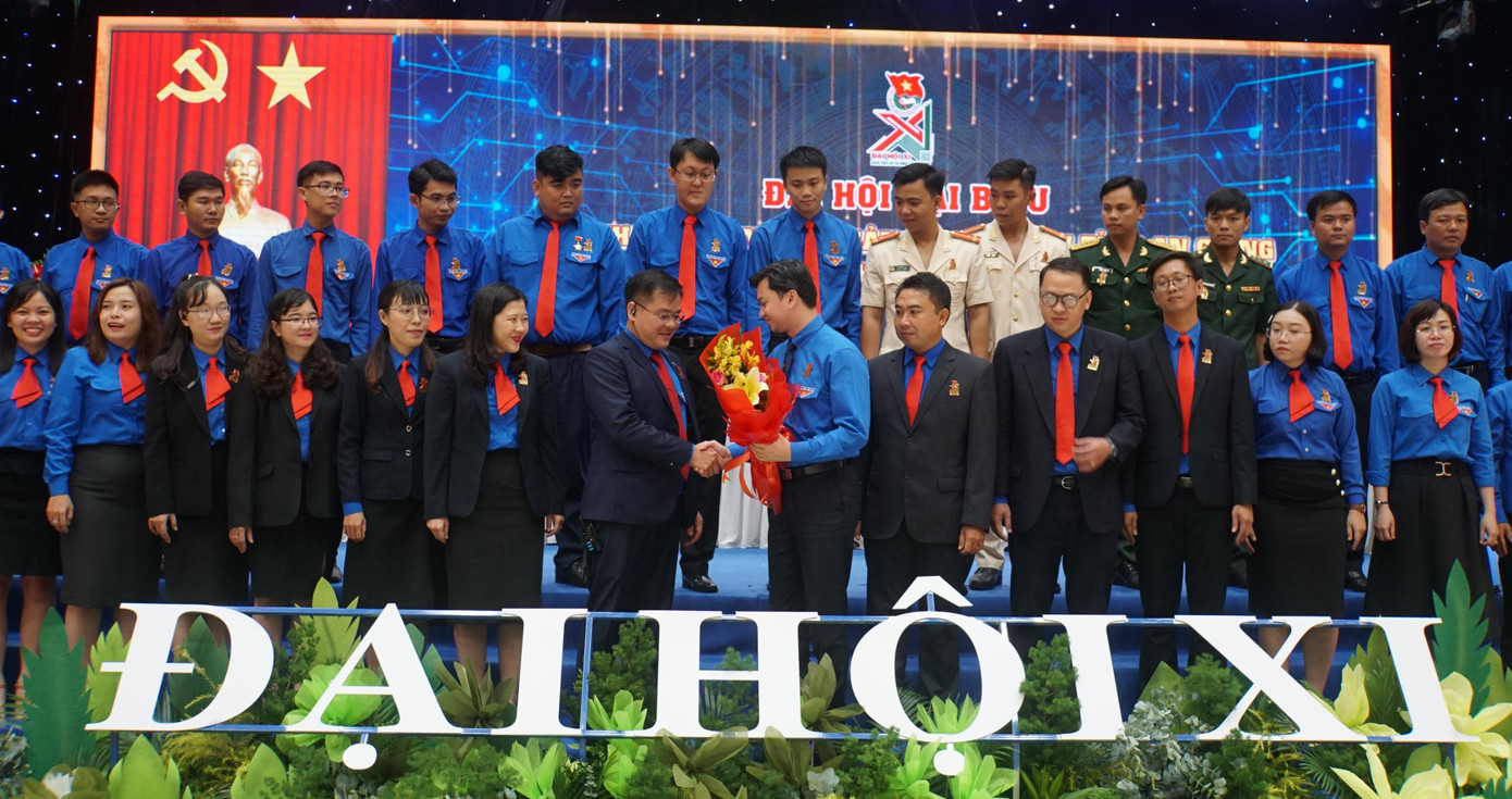 Anh Nguyễn Minh Triết, Bí thư Trung ương Đoàn, Chủ tịch Hội Sinh viên Việt Nam tặng hoa chúc mừng BCH Tỉnh Đoàn An Giang nhiệm kỳ 2022 - 2027. Ảnh: Hòa Hội Anh Nguyễn Minh Triết, Bí thư Trung ương Đoàn, Chủ tịch Hội Sinh viên Việt Nam tặng hoa chúc mừng BCH Tỉnh Đoàn An Giang nhiệm kỳ 2022 - 2027. Ảnh: Hòa Hội