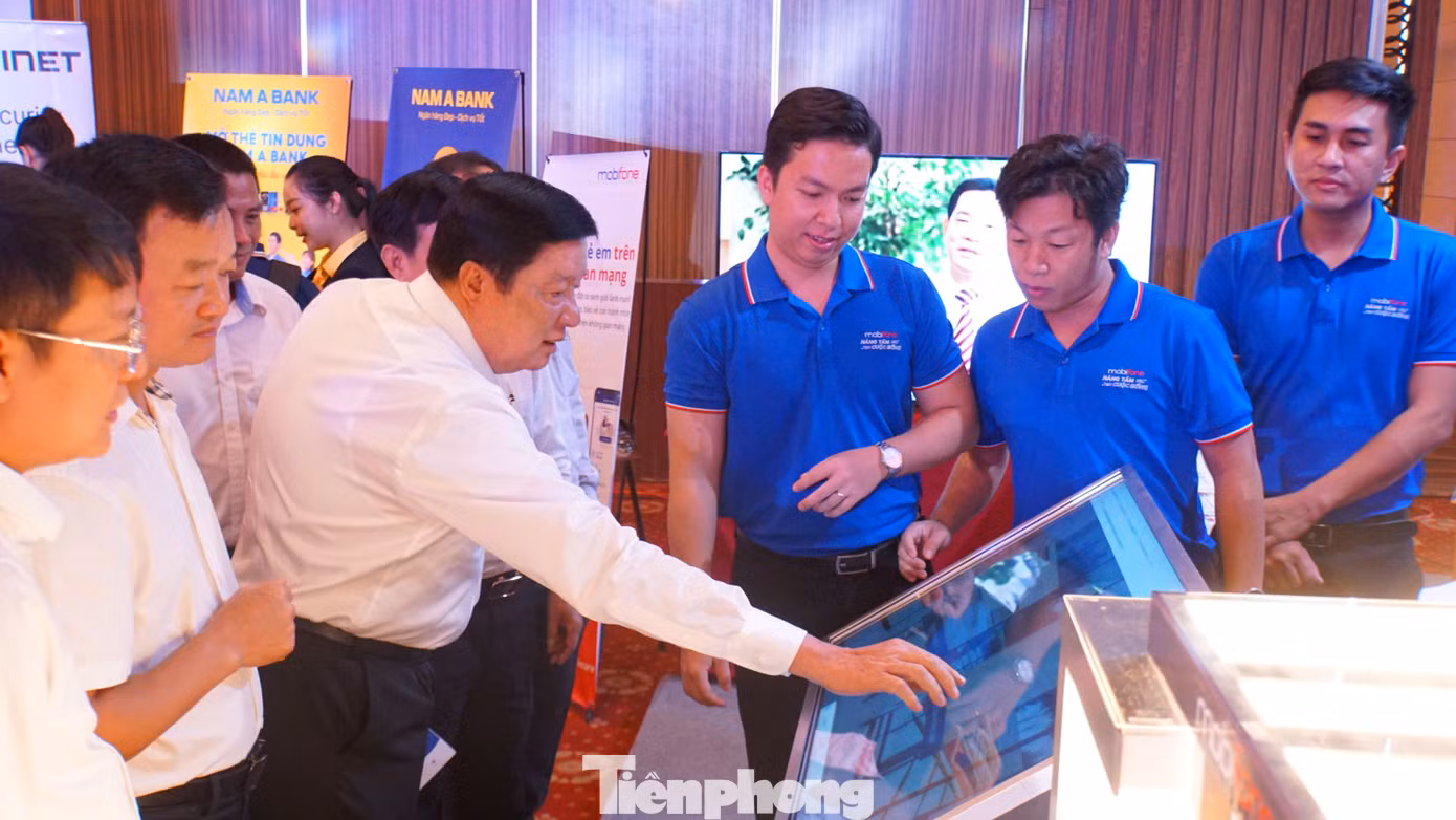 Lãnh đạo thành phố Cần Thơ tham quan gian hàng chuyển đổi số. Ảnh: Hòa Hội
