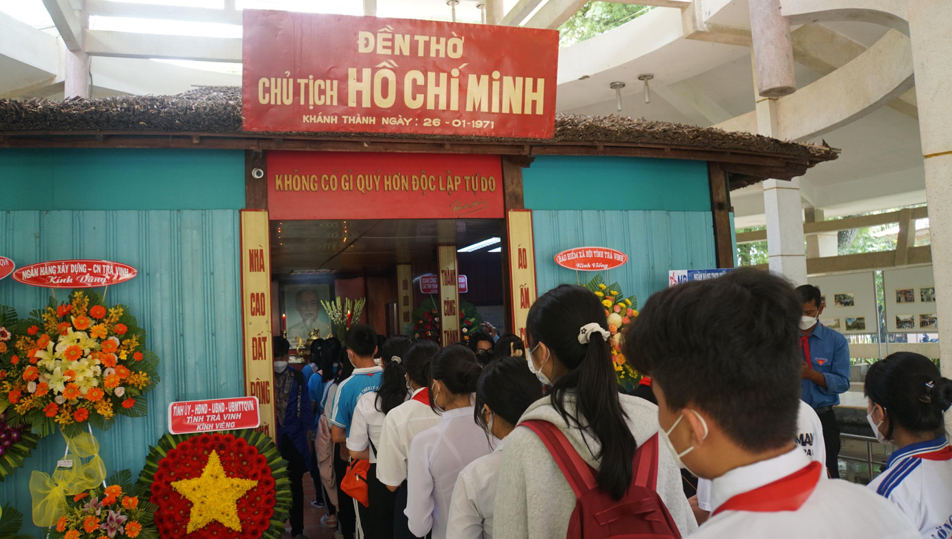 Các em thiếu nhi viếng đền thờ Bác tại Trà Vinh. - Ảnh: Hòa Hội