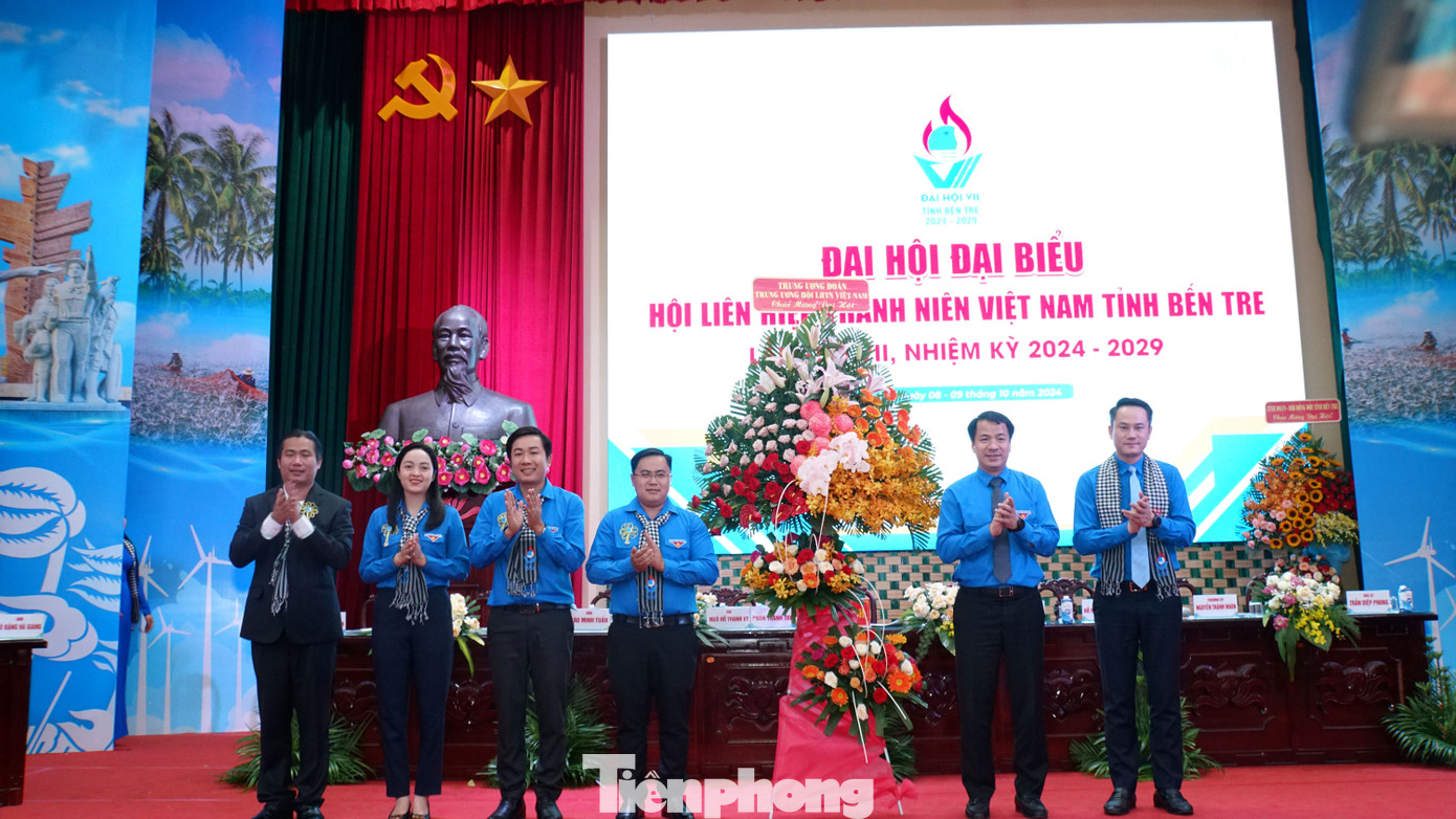 Anh Ngô Văn Cương - Bí thư Trung ương Đoàn (thứ 2 từ phải sang) tặng hoa chúc mừng đại hội. Ảnh: Hòa Hội