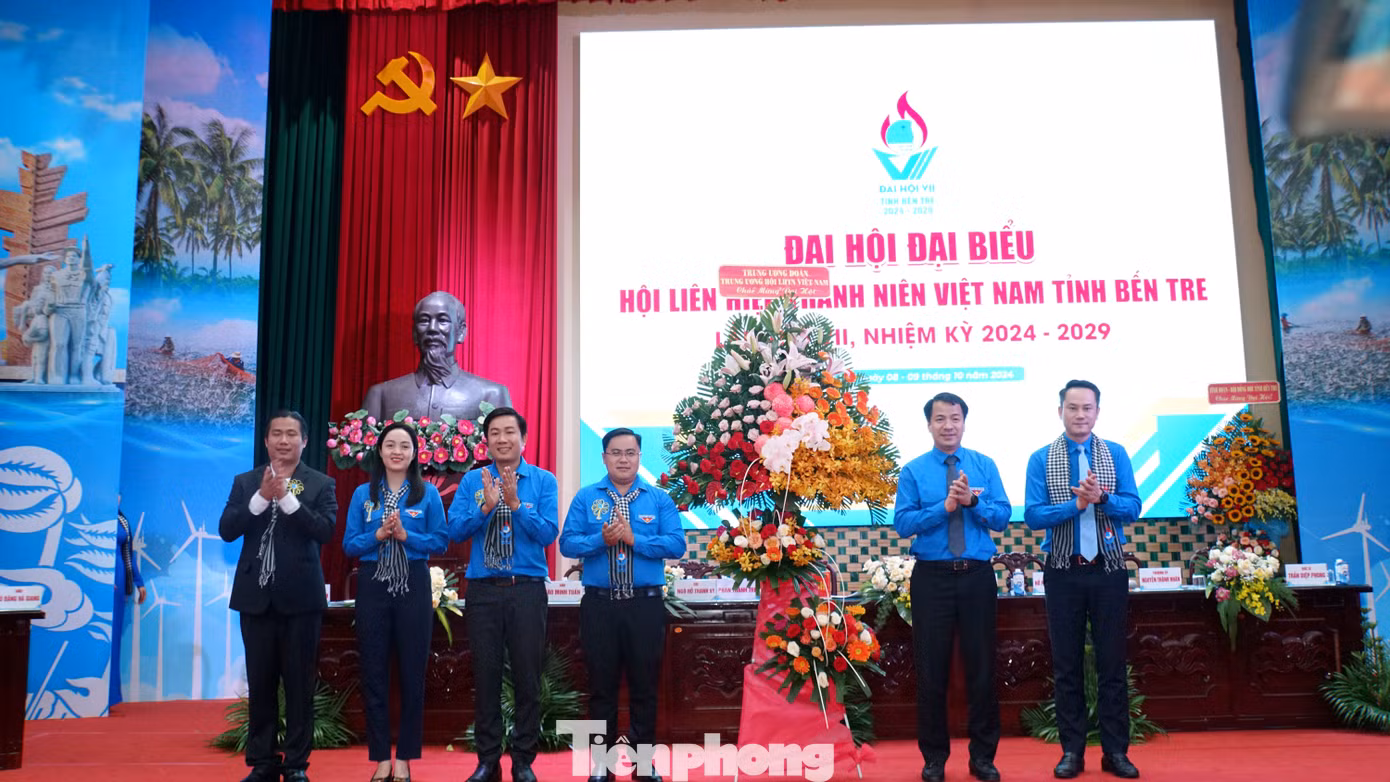 Anh Ngô Văn Cương - Bí thư Trung ương Đoàn (thứ 2 từ phải sang) tặng hoa chúc mừng đại hội. Ảnh: Hòa Hội