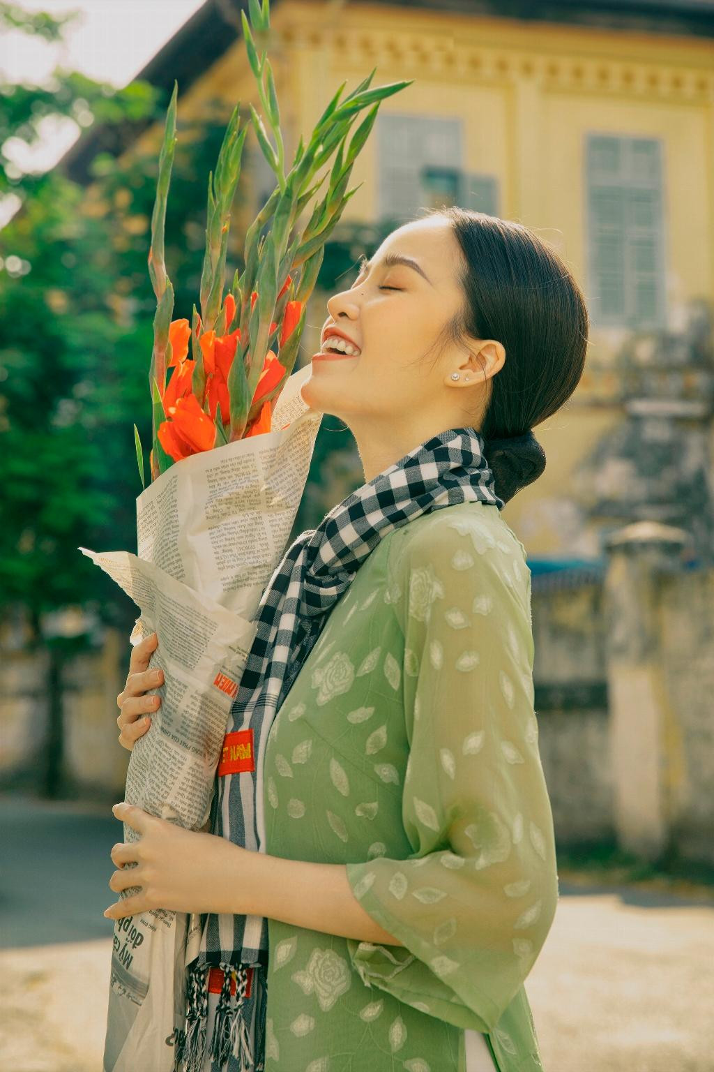 Thanh Tú với chiếc khăn rằn đặc trưng của miền Tây Nam Bộ