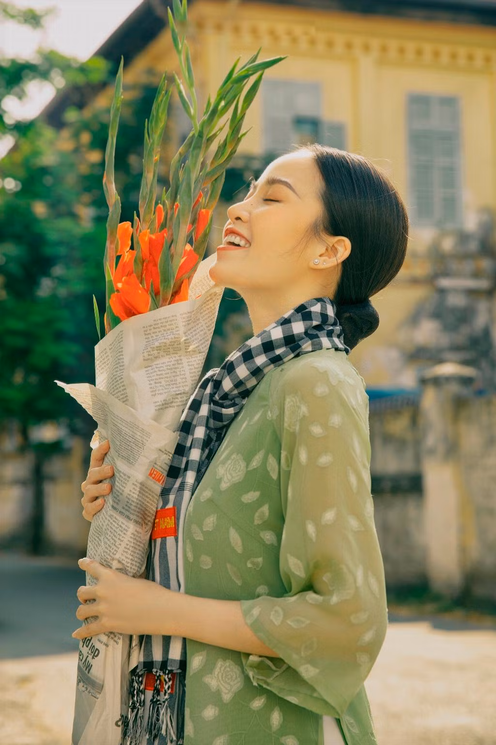 Thanh Tú với chiếc khăn rằn đặc trưng của miền Tây Nam Bộ