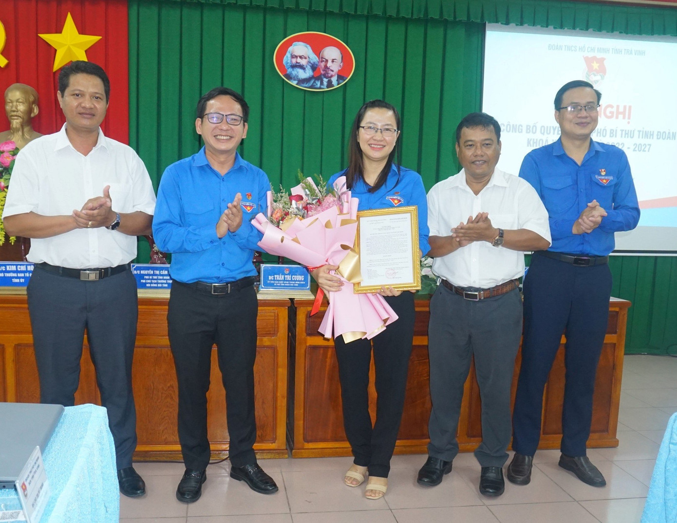 Lãnh đạo Ban Dân vận, Ban Tổ chức Tỉnh ủy Trà Vinh tặng hoa chúc mừng tân Phó Bí thư Tỉnh Đoàn Trà Vinh. Lãnh đạo Ban Dân vận, Ban Tổ chức Tỉnh ủy Trà Vinh tặng hoa chúc mừng tân Phó Bí thư Tỉnh Đoàn Trà Vinh.