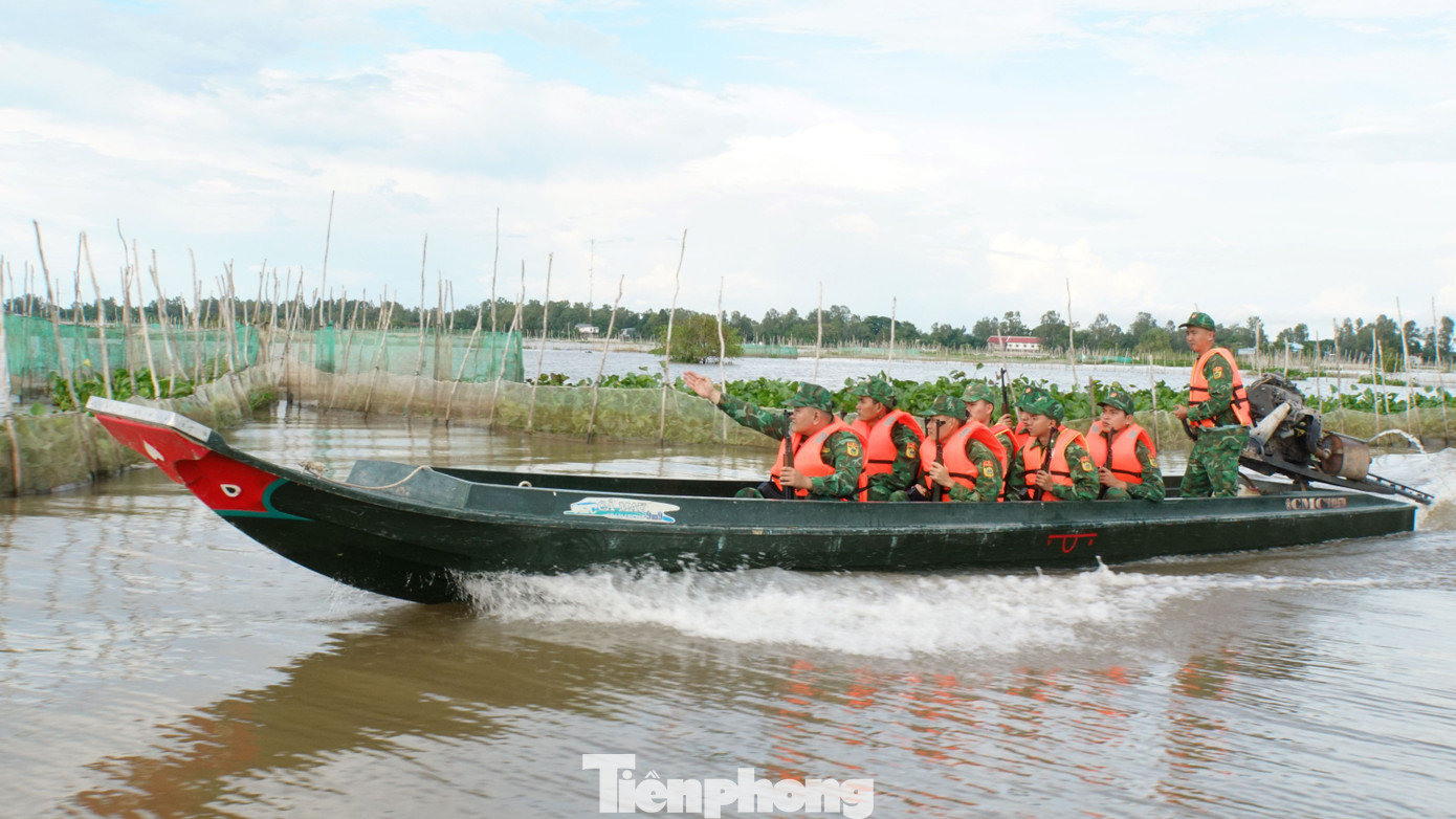 Thời điểm này vào mùa nước nổi tràn khắp cánh đồng. Ảnh: Hòa Hội