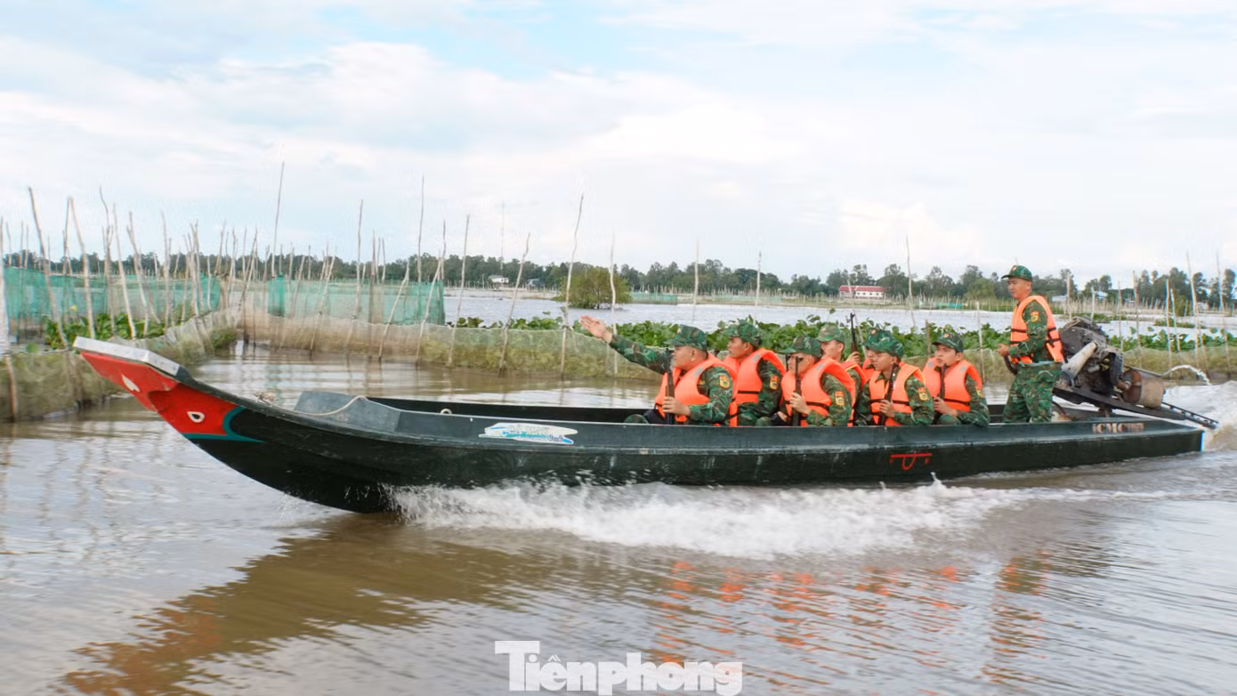 Thời điểm này vào mùa nước nổi tràn khắp cánh đồng. Ảnh: Hòa Hội