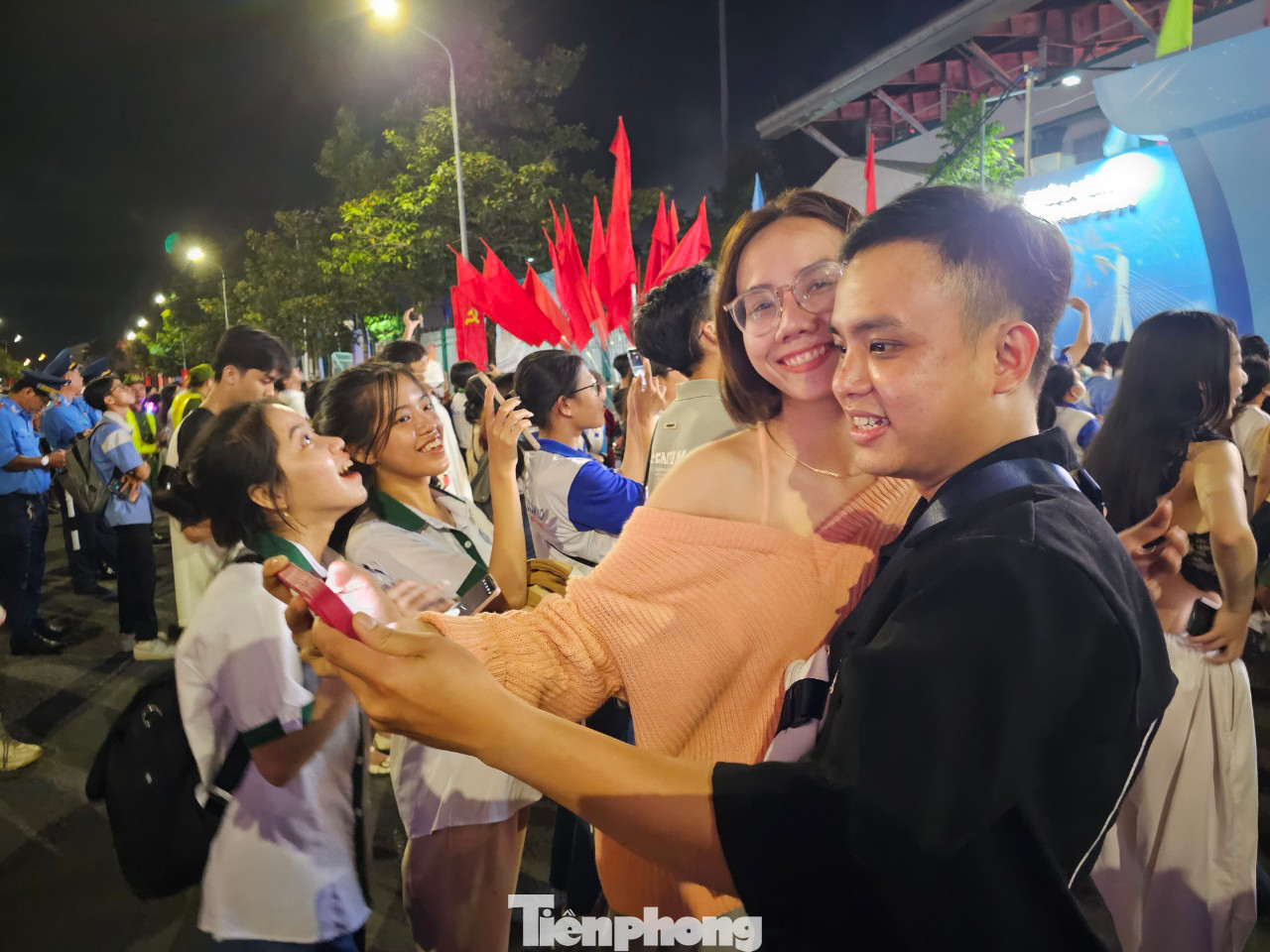 Khánh Nhân (28 tuổi) và bạn gái Bích Liên (23 tuổi) kỷ niệm yêu nhau 1 năm. Bích Liên chia sẻ: Nhân sự kiện bắn pháo hoa và bước sang năm mới tụi em trao nhau nụ hôn để làm kỷ niệm.